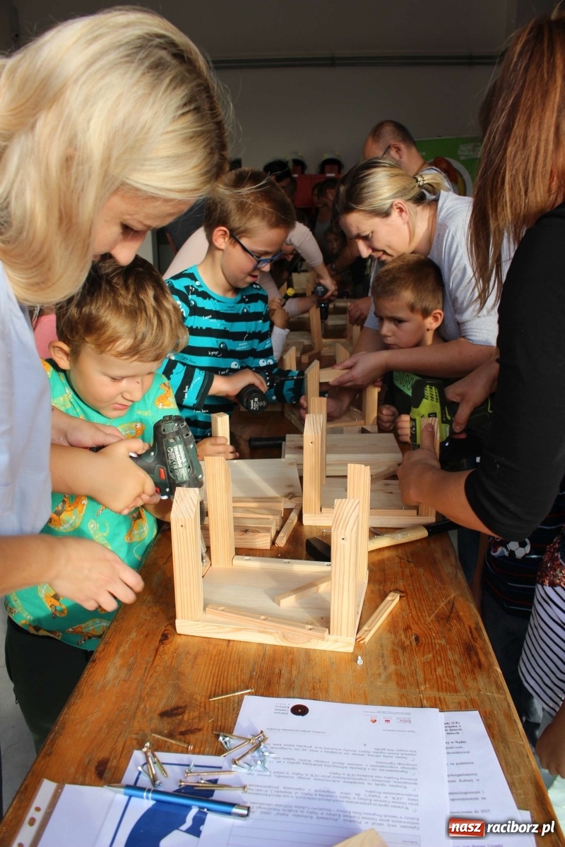 Zdjęcie w galerii na portalu naszraciborz.pl: Plecenie wianków, slajdowisko o Ugandzie i warsztaty DIY wiadomości z regionu