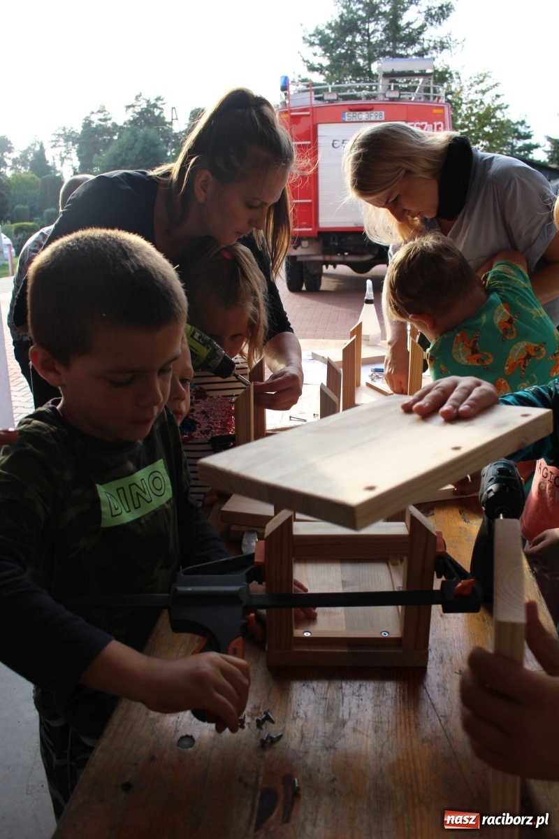 Zdjęcie w galerii na portalu naszraciborz.pl: Plecenie wianków, slajdowisko o Ugandzie i warsztaty DIY wiadomości z regionu