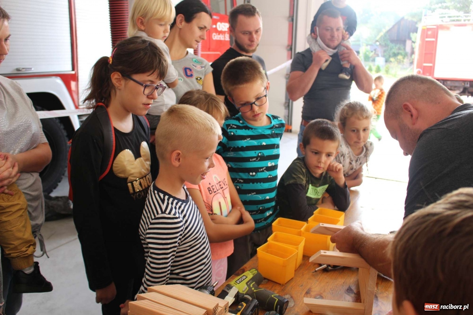 Zdjęcie w galerii na portalu naszraciborz.pl: Plecenie wianków, slajdowisko o Ugandzie i warsztaty DIY wiadomości z regionu