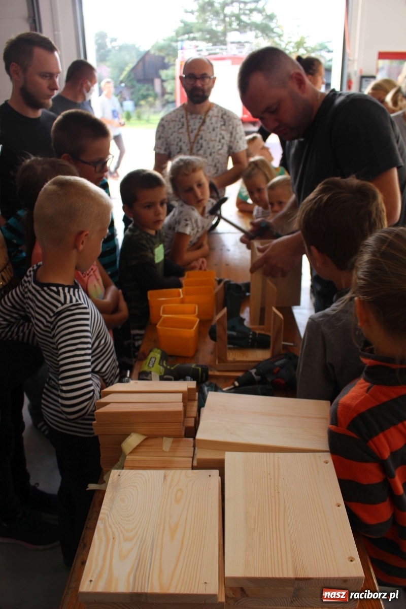 Zdjęcie w galerii na portalu naszraciborz.pl: Plecenie wianków, slajdowisko o Ugandzie i warsztaty DIY wiadomości z regionu