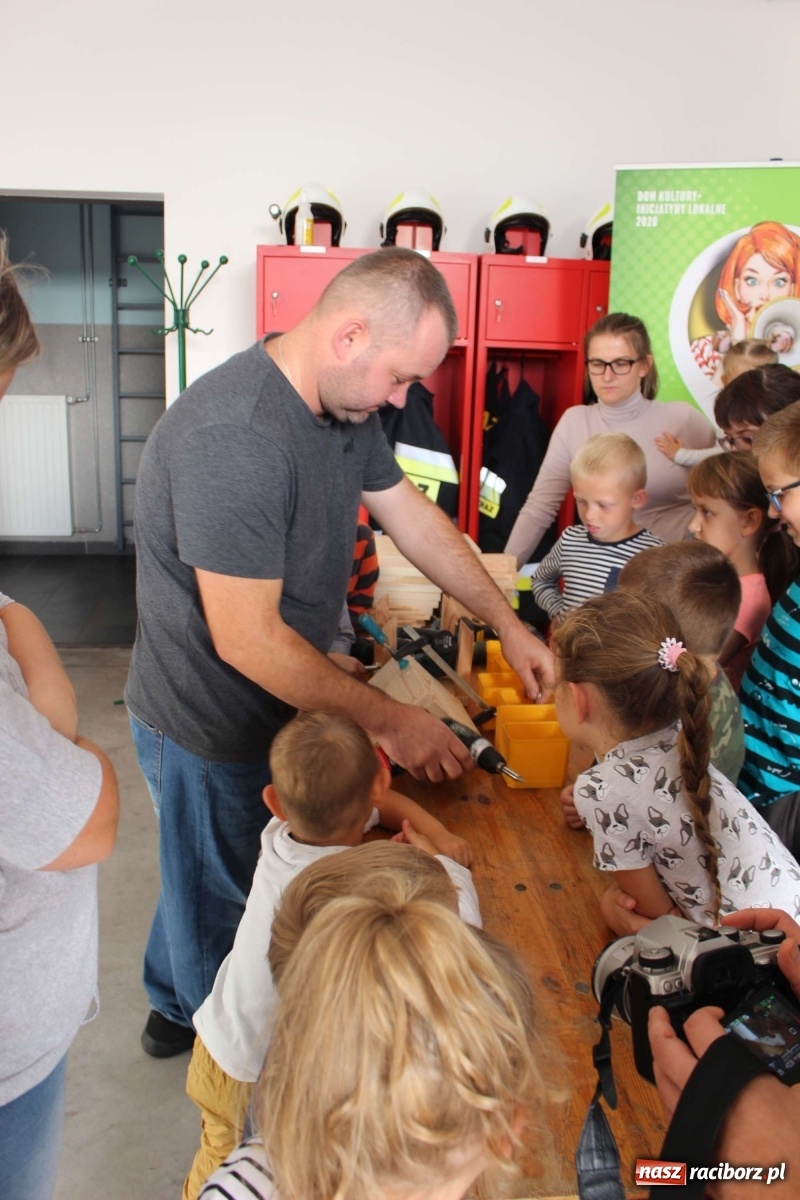 Zdjęcie w galerii na portalu naszraciborz.pl: Plecenie wianków, slajdowisko o Ugandzie i warsztaty DIY wiadomości z regionu