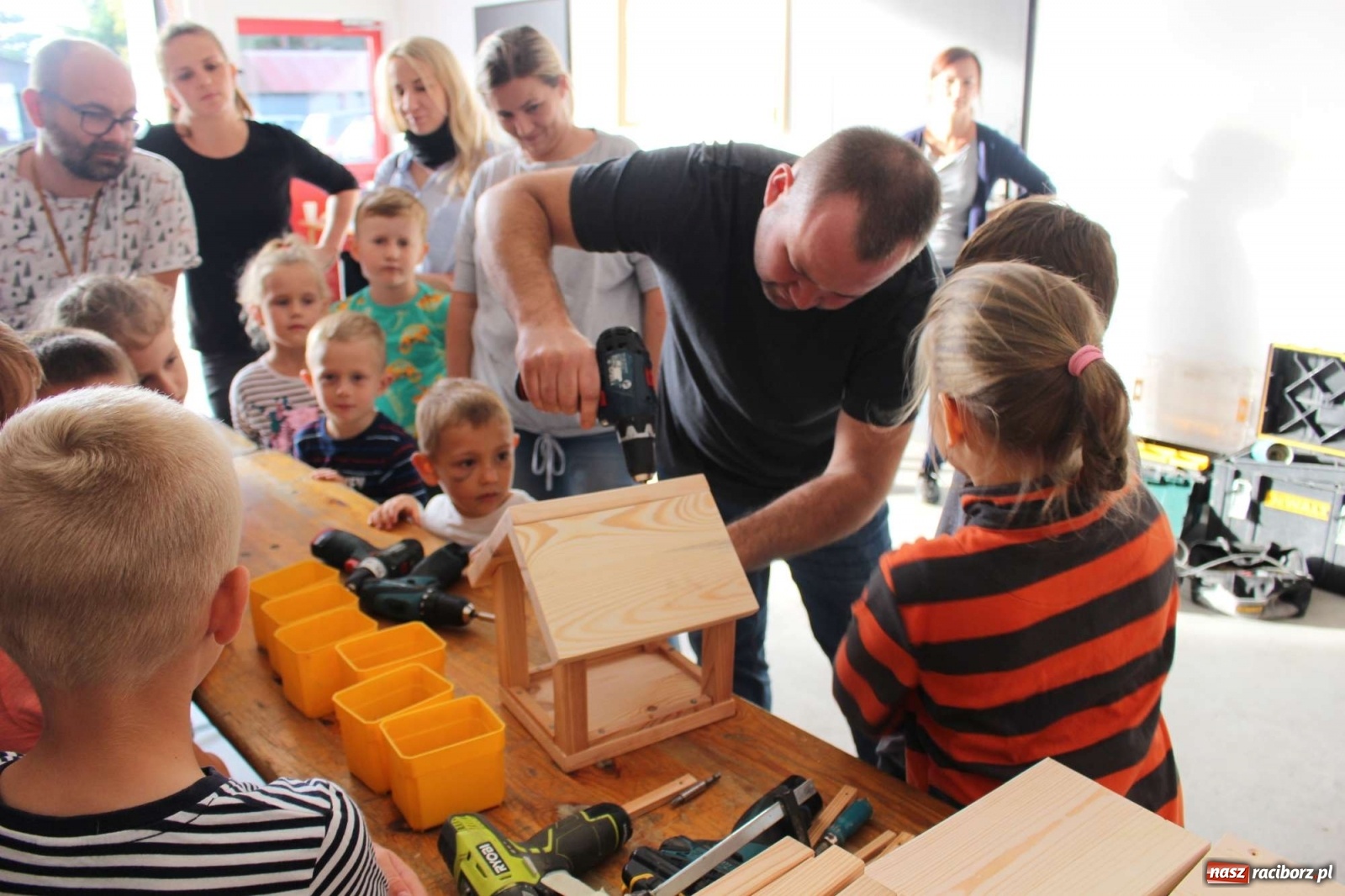 Zdjęcie w galerii na portalu naszraciborz.pl: Plecenie wianków, slajdowisko o Ugandzie i warsztaty DIY wiadomości z regionu