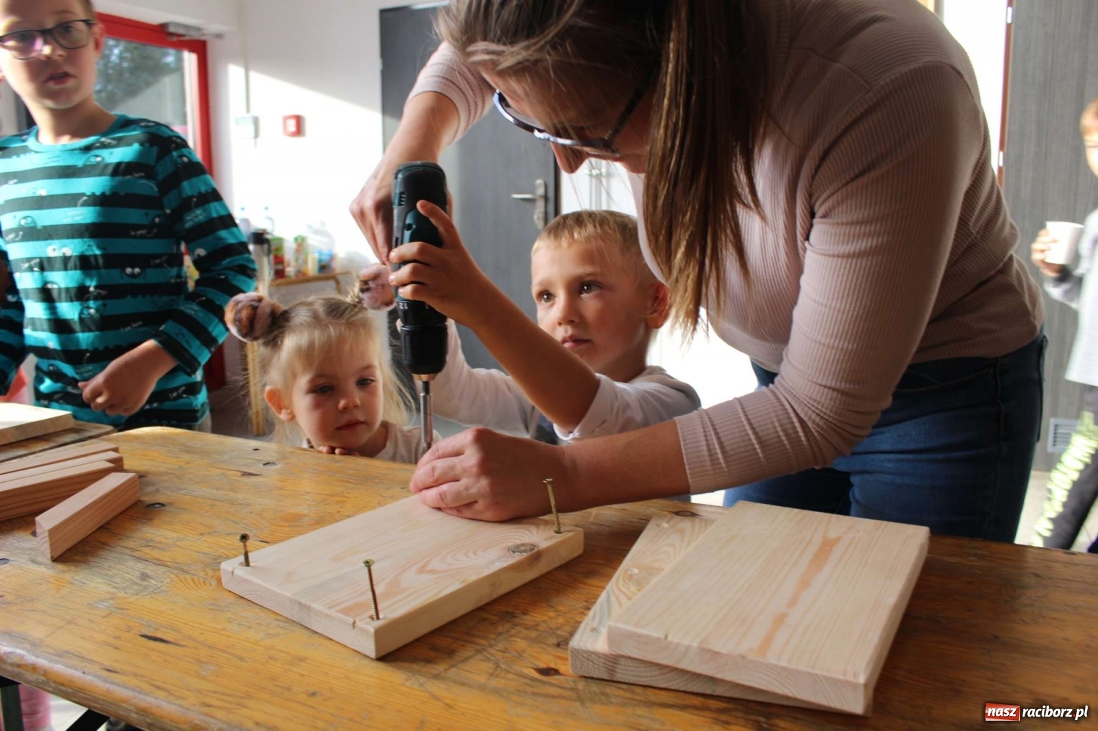 Zdjęcie w galerii na portalu naszraciborz.pl: Plecenie wianków, slajdowisko o Ugandzie i warsztaty DIY wiadomości z regionu