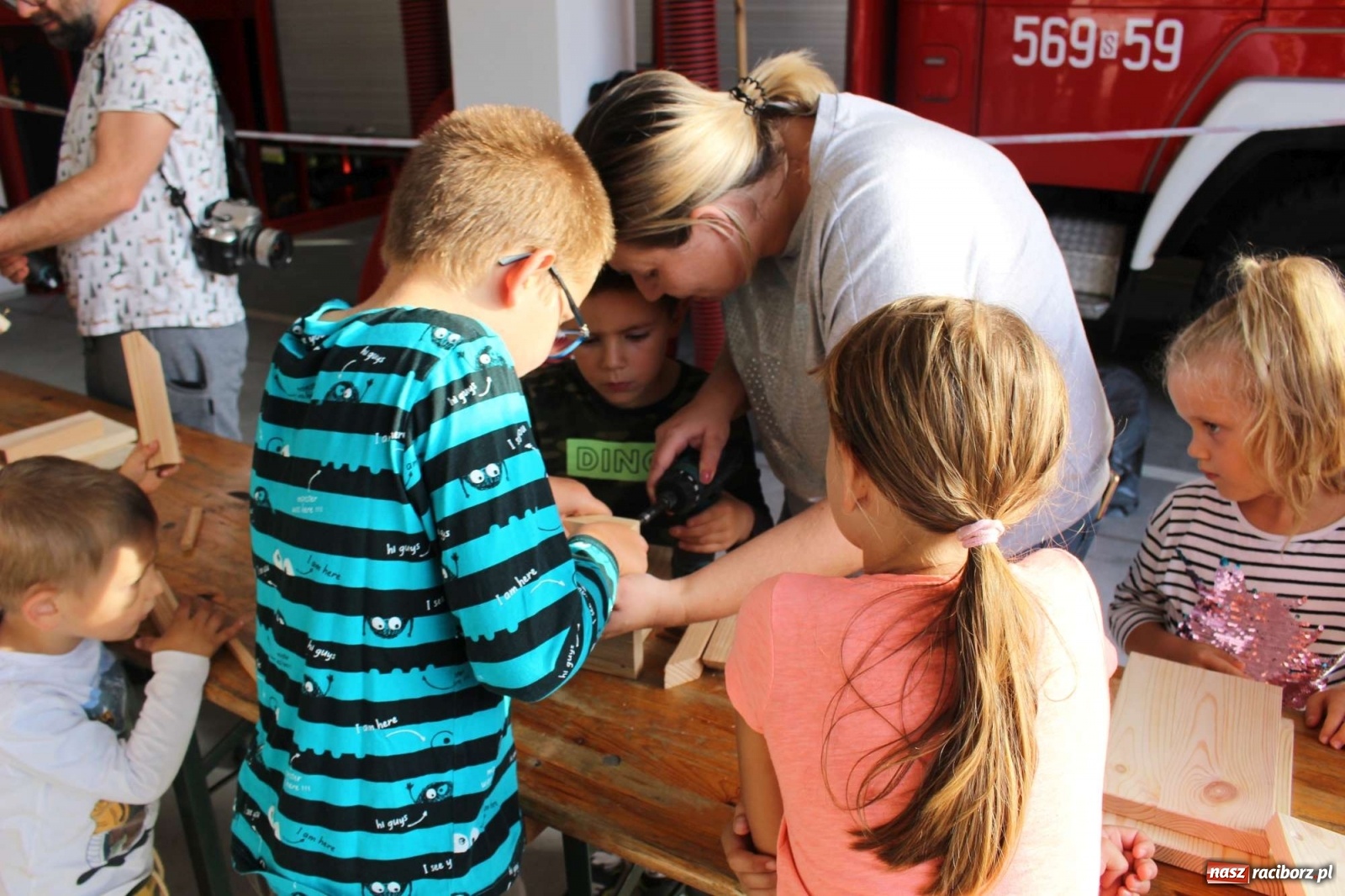 Zdjęcie w galerii na portalu naszraciborz.pl: Plecenie wianków, slajdowisko o Ugandzie i warsztaty DIY wiadomości z regionu