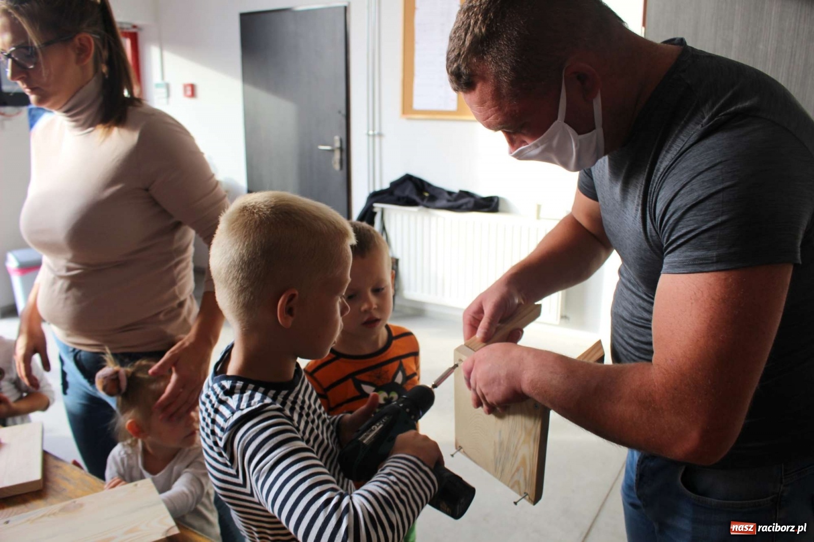 Zdjęcie w galerii na portalu naszraciborz.pl: Plecenie wianków, slajdowisko o Ugandzie i warsztaty DIY wiadomości z regionu