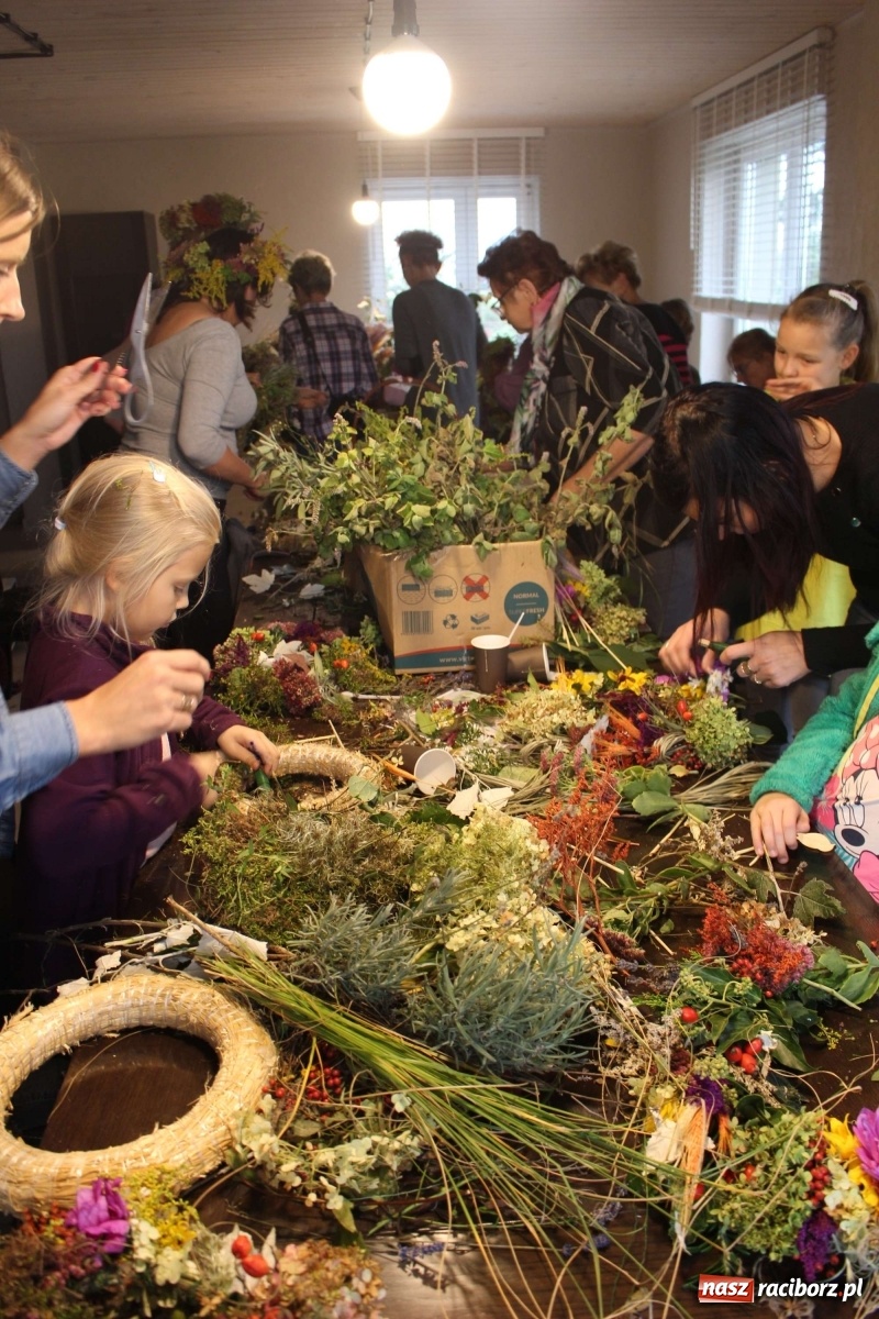 Zdjęcie w galerii na portalu naszraciborz.pl: Plecenie wianków, slajdowisko o Ugandzie i warsztaty DIY wiadomości z regionu