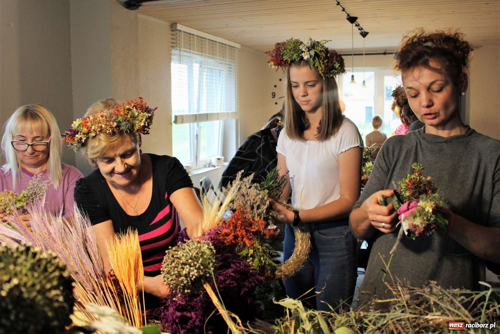 Zdjęcie w galerii na portalu naszraciborz.pl: Plecenie wianków, slajdowisko o Ugandzie i warsztaty DIY wiadomości z regionu