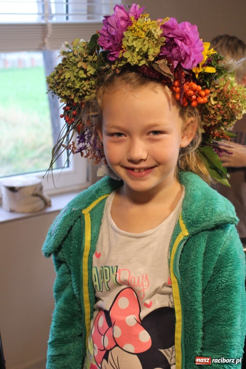 Zdjęcie w galerii na portalu naszraciborz.pl: Plecenie wianków, slajdowisko o Ugandzie i warsztaty DIY wiadomości z regionu