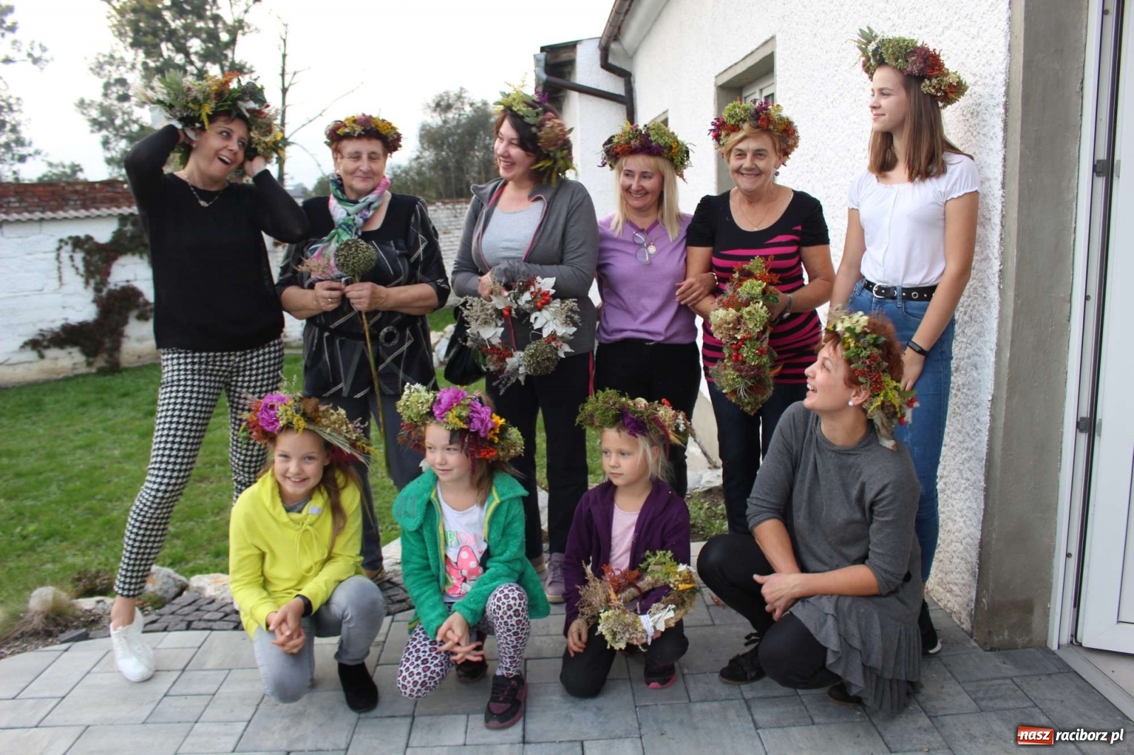 Zdjęcie w galerii na portalu naszraciborz.pl: Plecenie wianków, slajdowisko o Ugandzie i warsztaty DIY wiadomości z regionu