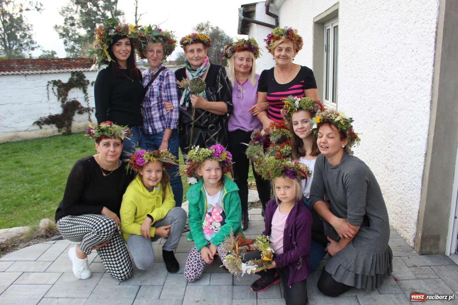 Zdjęcie w galerii na portalu naszraciborz.pl: Plecenie wianków, slajdowisko o Ugandzie i warsztaty DIY wiadomości z regionu