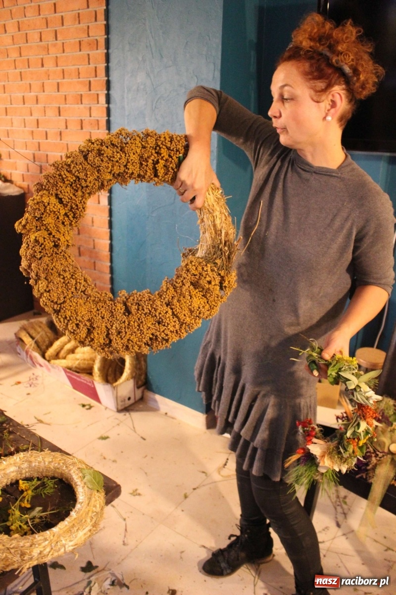Zdjęcie w galerii na portalu naszraciborz.pl: Plecenie wianków, slajdowisko o Ugandzie i warsztaty DIY wiadomości z regionu