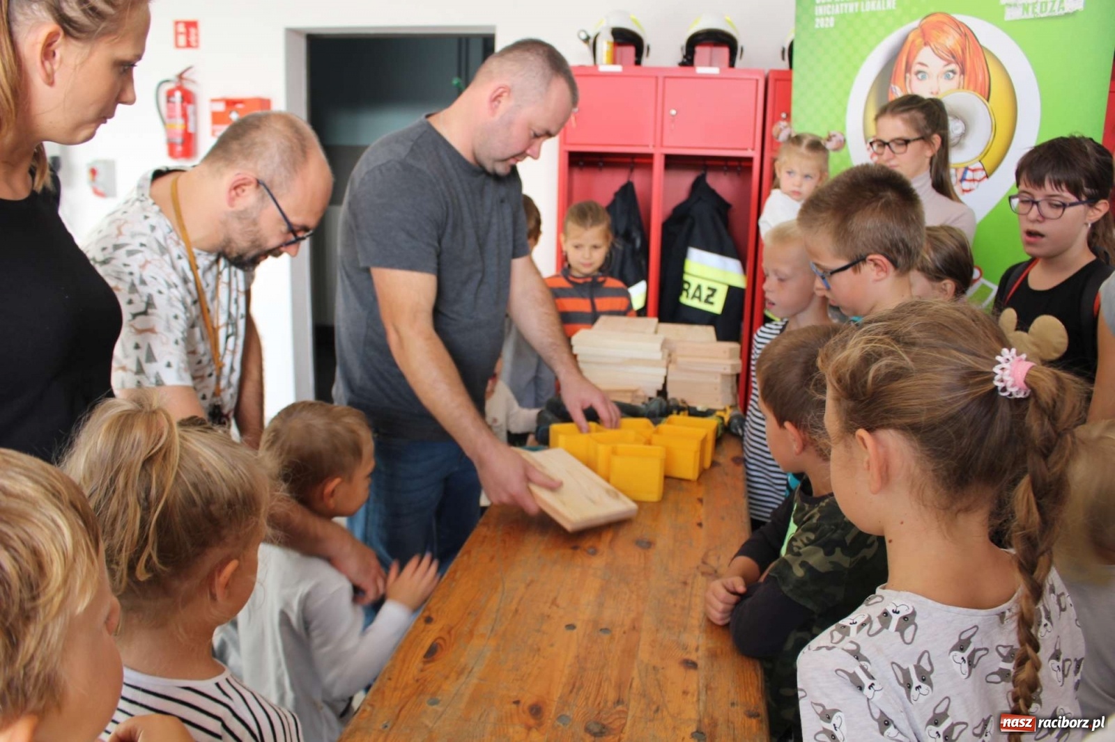 Zdjęcie w galerii na portalu naszraciborz.pl: Plecenie wianków, slajdowisko o Ugandzie i warsztaty DIY wiadomości z regionu