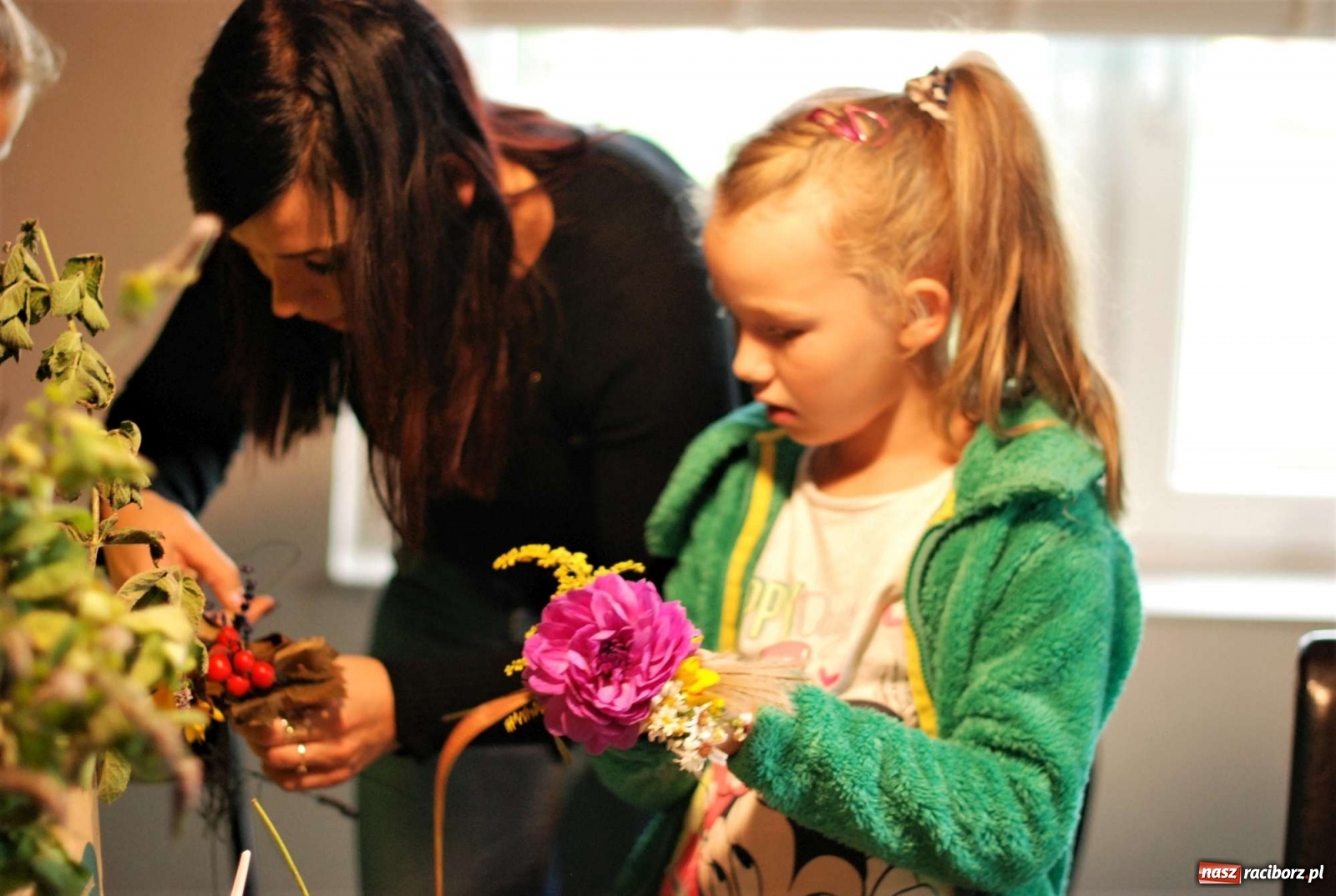 Zdjęcie w galerii na portalu naszraciborz.pl: Plecenie wianków, slajdowisko o Ugandzie i warsztaty DIY wiadomości z regionu