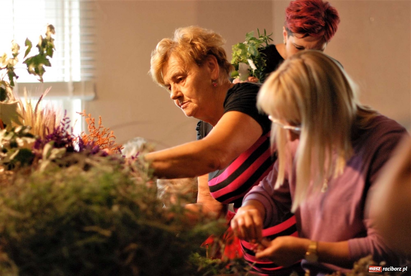 Zdjęcie w galerii na portalu naszraciborz.pl: Plecenie wianków, slajdowisko o Ugandzie i warsztaty DIY wiadomości z regionu