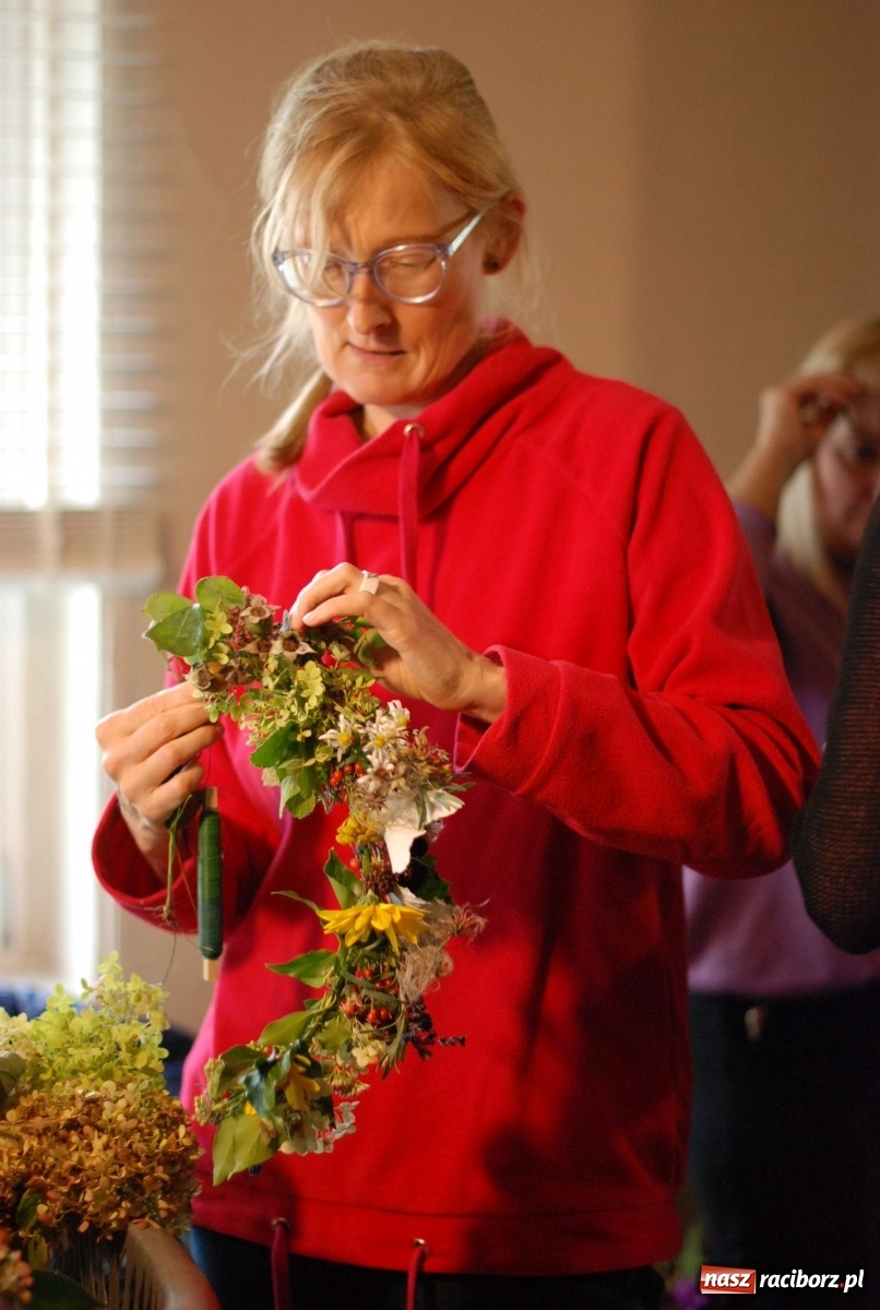 Zdjęcie w galerii na portalu naszraciborz.pl: Plecenie wianków, slajdowisko o Ugandzie i warsztaty DIY wiadomości z regionu