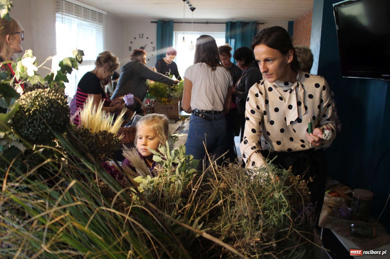 Zdjęcie w galerii na portalu naszraciborz.pl: Plecenie wianków, slajdowisko o Ugandzie i warsztaty DIY wiadomości z regionu