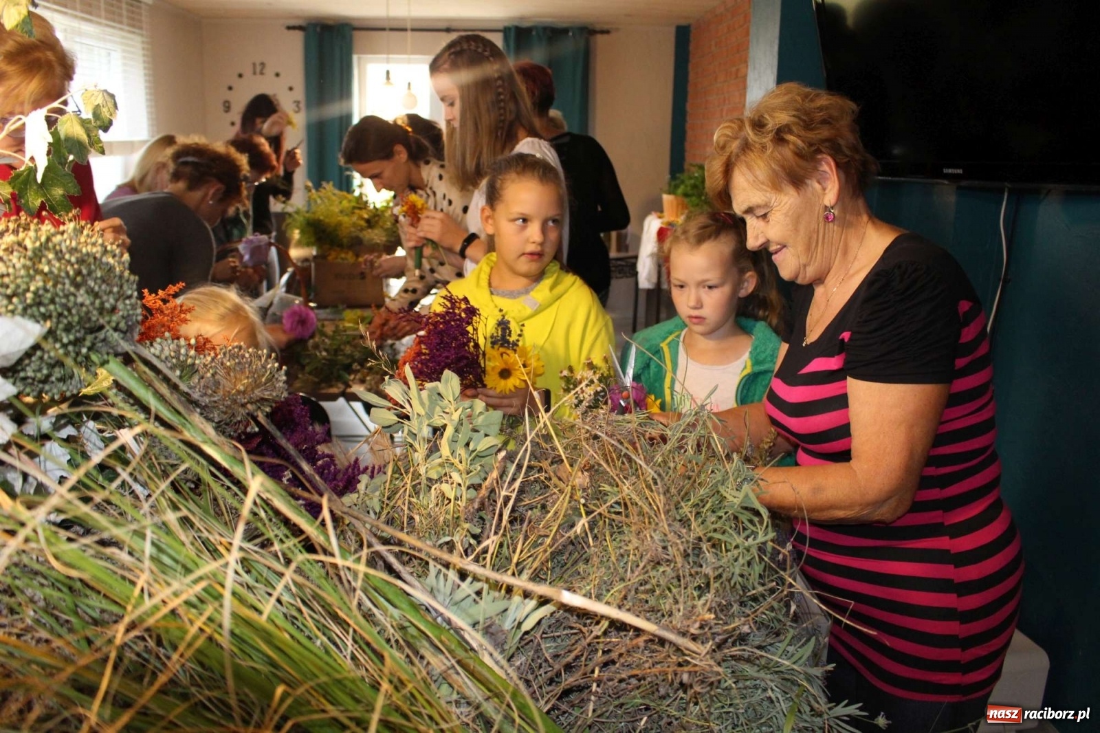 Zdjęcie w galerii na portalu naszraciborz.pl: Plecenie wianków, slajdowisko o Ugandzie i warsztaty DIY wiadomości z regionu