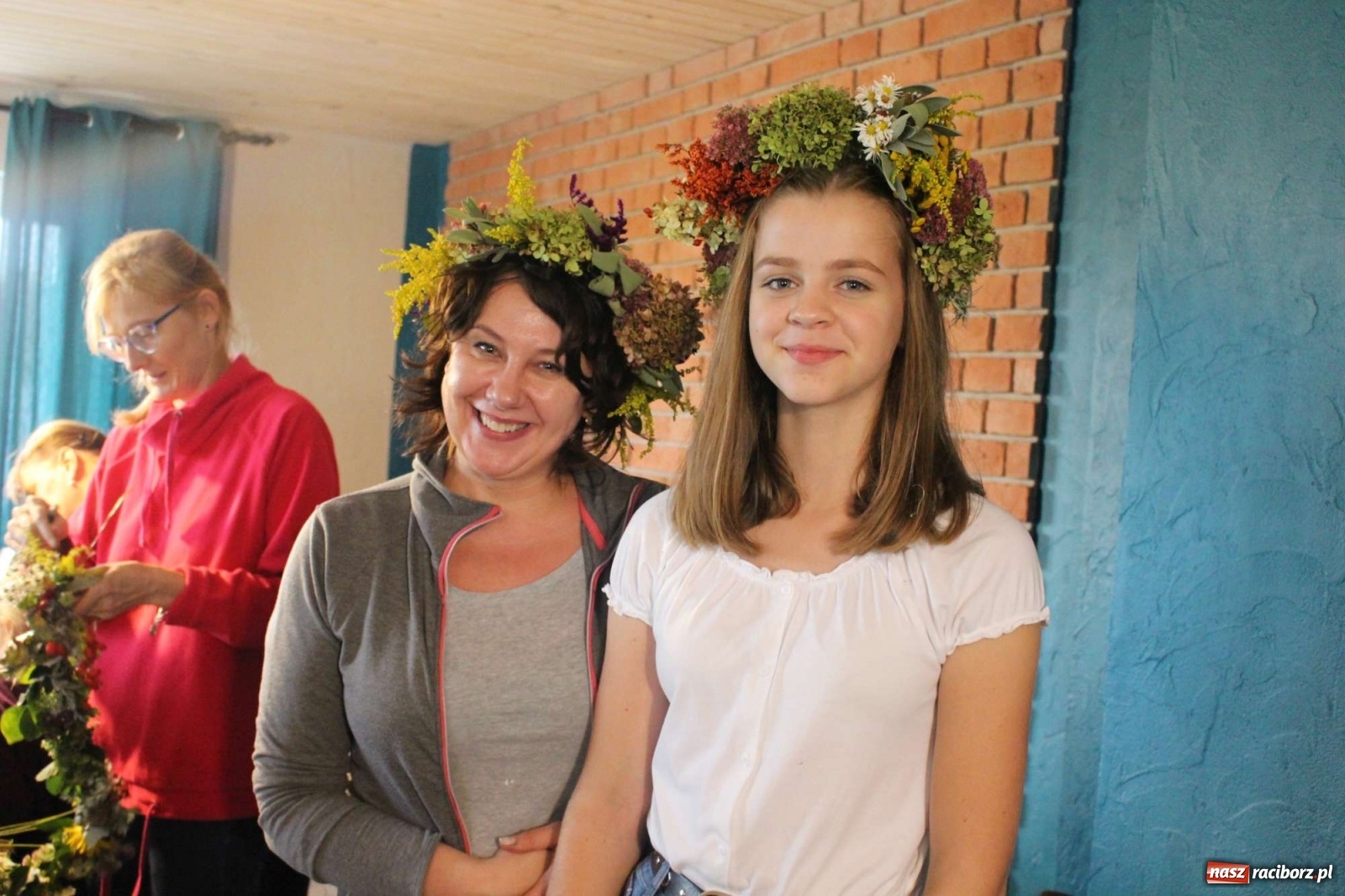 Zdjęcie w galerii na portalu naszraciborz.pl: Plecenie wianków, slajdowisko o Ugandzie i warsztaty DIY wiadomości z regionu