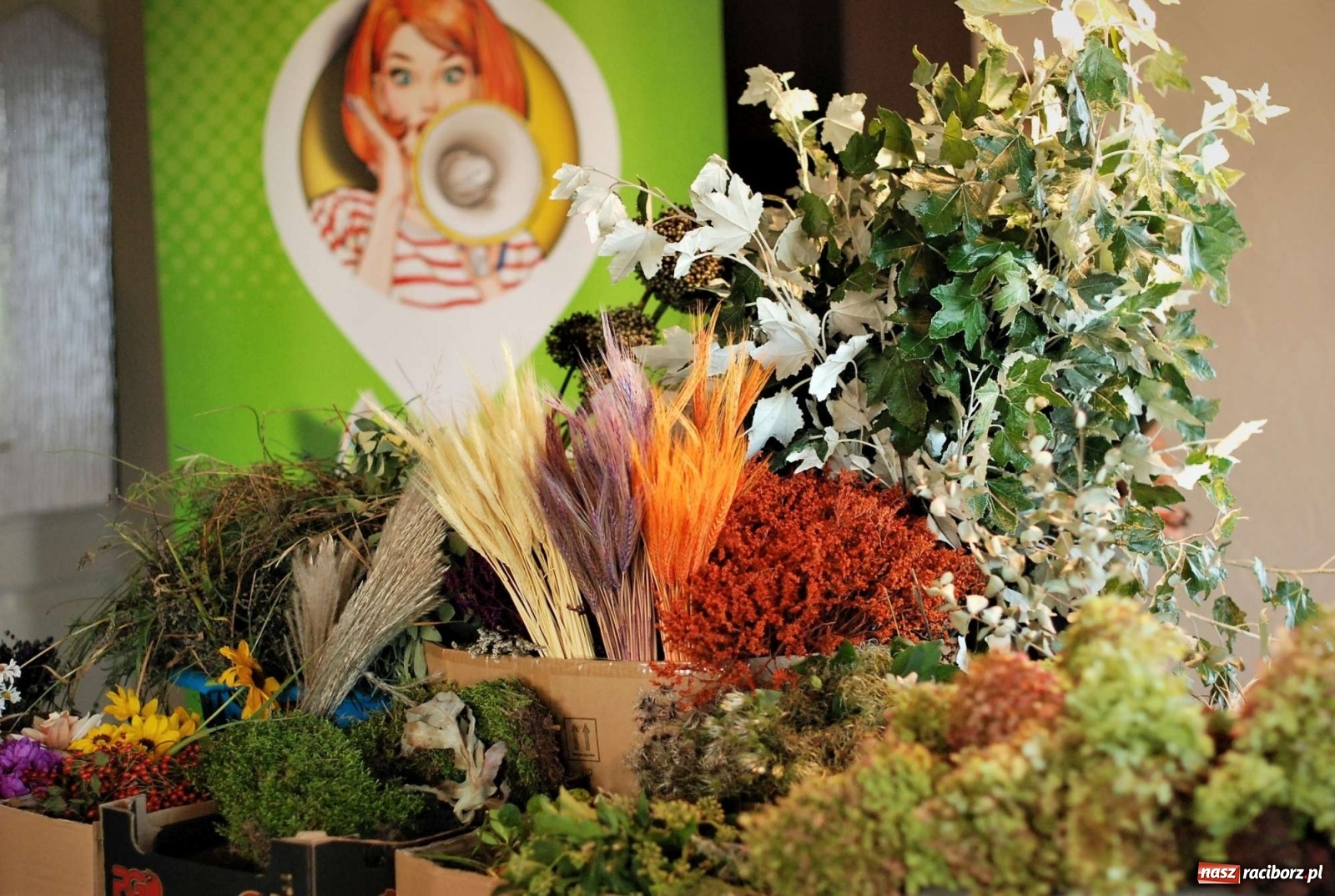 Zdjęcie w galerii na portalu naszraciborz.pl: Plecenie wianków, slajdowisko o Ugandzie i warsztaty DIY wiadomości z regionu