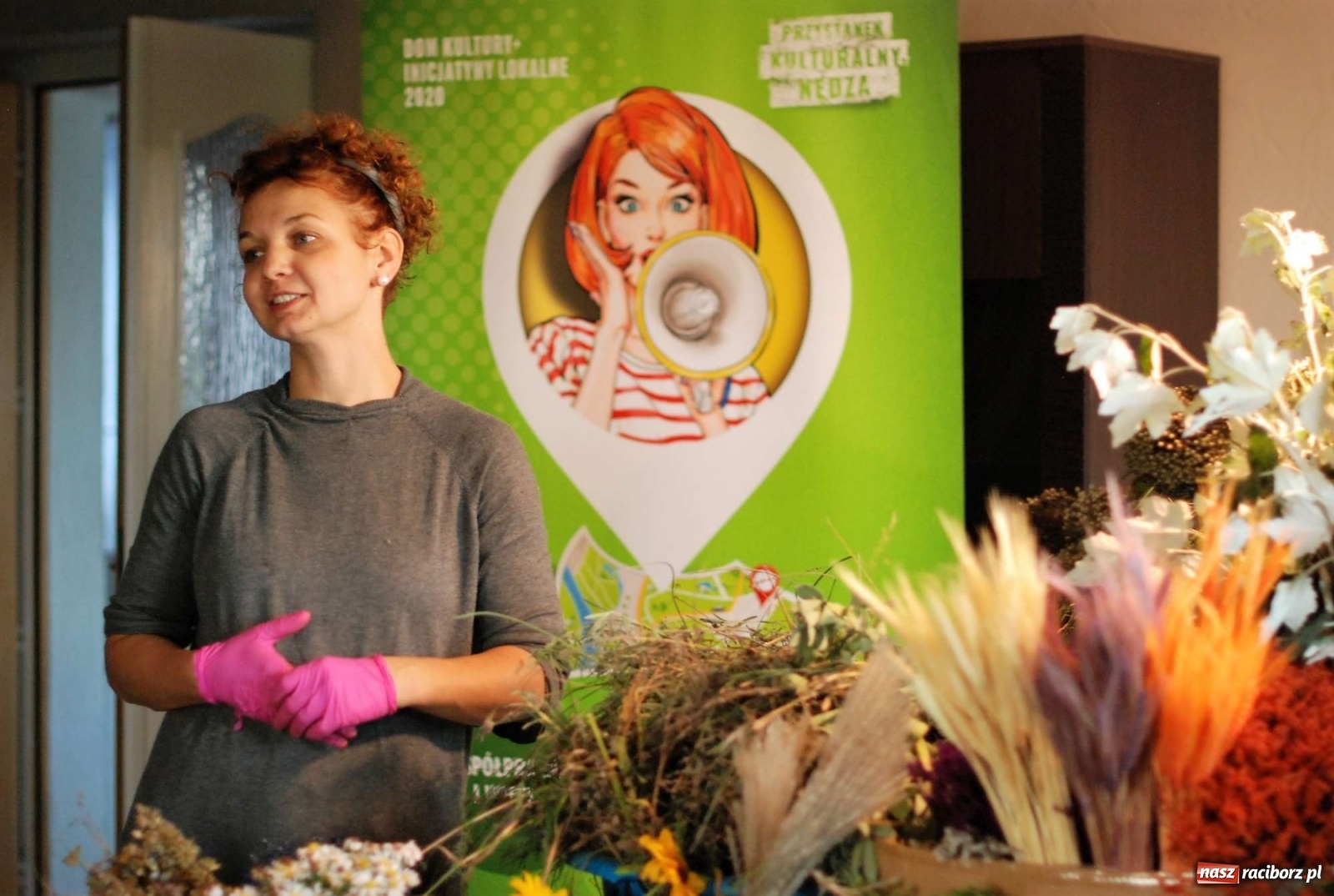 Zdjęcie w galerii na portalu naszraciborz.pl: Plecenie wianków, slajdowisko o Ugandzie i warsztaty DIY wiadomości z regionu