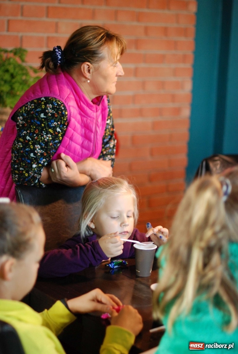 Zdjęcie w galerii na portalu naszraciborz.pl: Plecenie wianków, slajdowisko o Ugandzie i warsztaty DIY wiadomości z regionu
