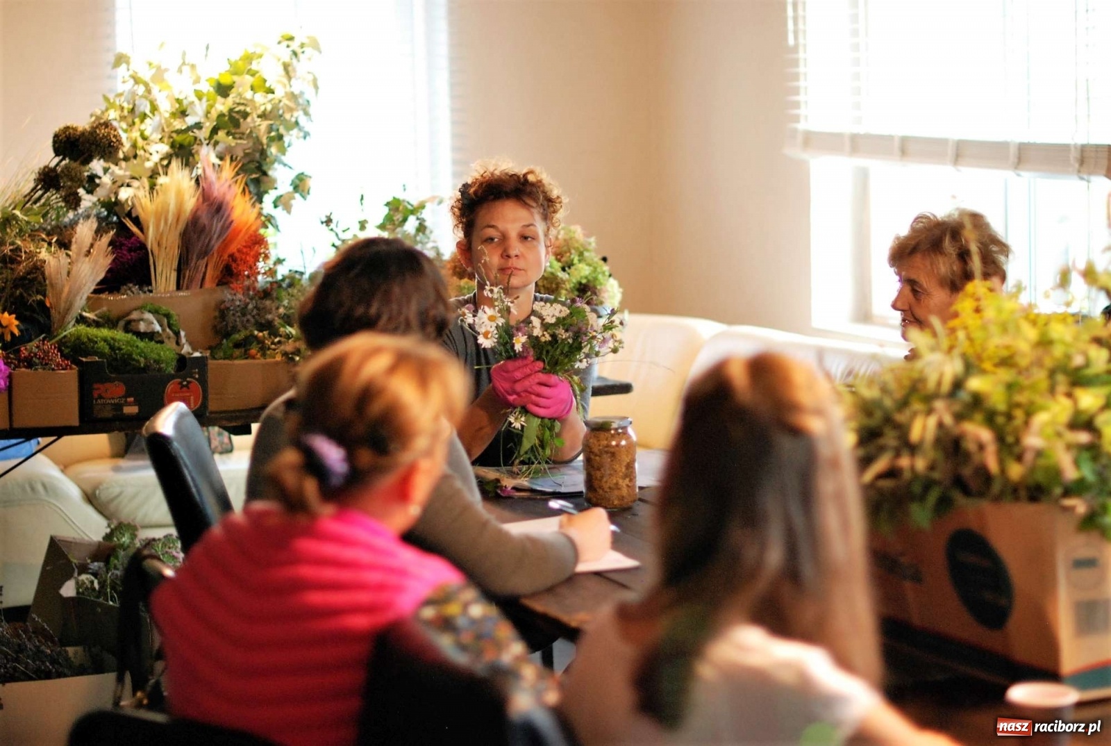 Zdjęcie w galerii na portalu naszraciborz.pl: Plecenie wianków, slajdowisko o Ugandzie i warsztaty DIY wiadomości z regionu