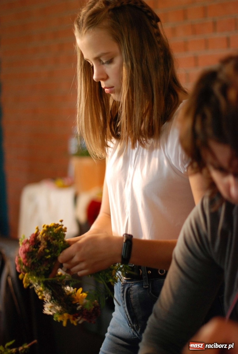 Zdjęcie w galerii na portalu naszraciborz.pl: Plecenie wianków, slajdowisko o Ugandzie i warsztaty DIY wiadomości z regionu
