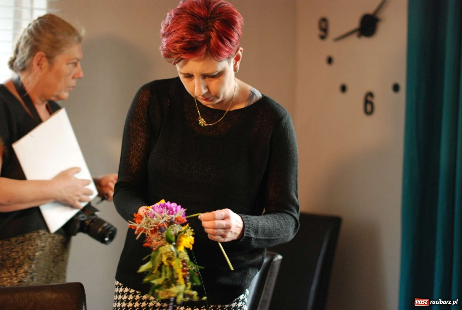 Zdjęcie w galerii na portalu naszraciborz.pl: Plecenie wianków, slajdowisko o Ugandzie i warsztaty DIY wiadomości z regionu