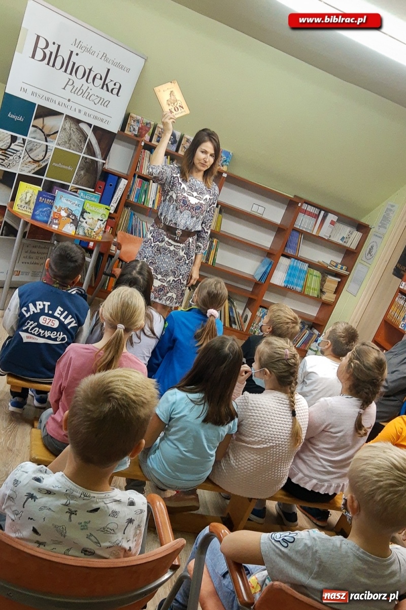 Zdjęcie w galerii na portalu naszraciborz.pl: Agata Widzowska gościem biblioteki w Brzeziu  wiadomości z regionu