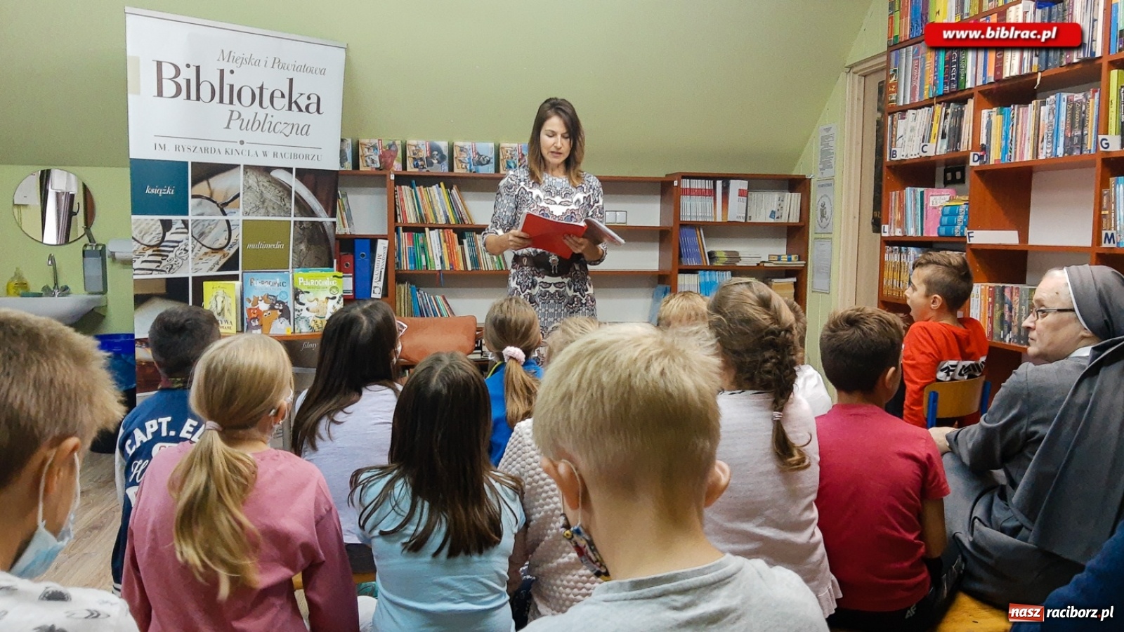 Zdjęcie w galerii na portalu naszraciborz.pl: Agata Widzowska gościem biblioteki w Brzeziu  wiadomości z regionu