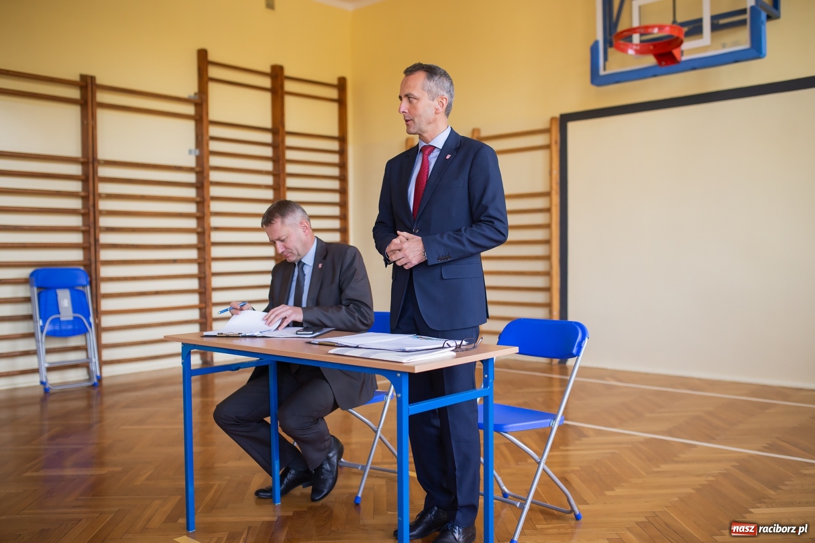 Zdjęcie w galerii na portalu naszraciborz.pl: Klub bez pieniędzy. Prezydent w Studziennej wiadomości z regionu