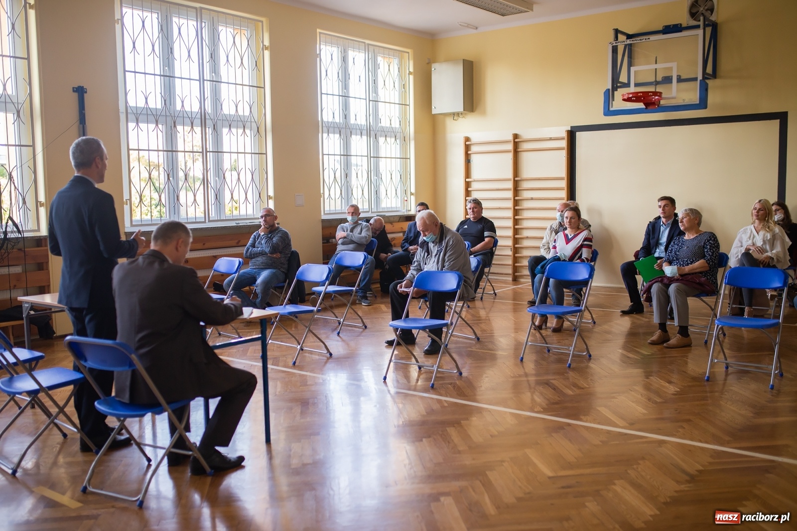 Zdjęcie w galerii na portalu naszraciborz.pl: Klub bez pieniędzy. Prezydent w Studziennej wiadomości z regionu