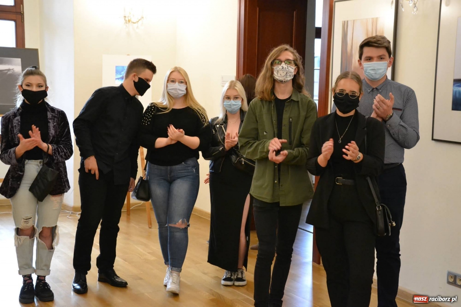 Zdjęcie w galerii na portalu naszraciborz.pl: Dyplomy 2020 - wernisaż wystawy na zamku wiadomości z regionu