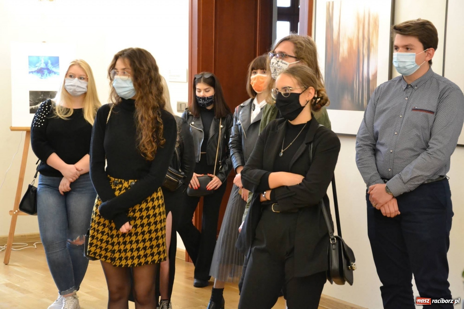 Zdjęcie w galerii na portalu naszraciborz.pl: Dyplomy 2020 - wernisaż wystawy na zamku wiadomości z regionu