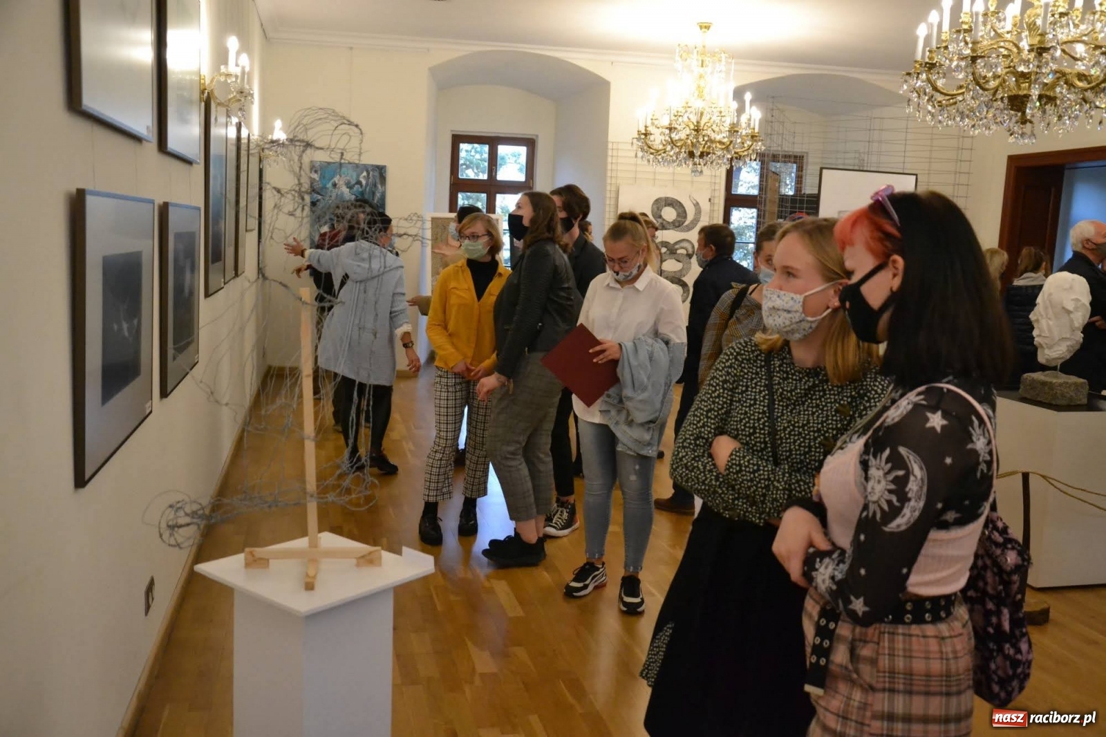 Zdjęcie w galerii na portalu naszraciborz.pl: Dyplomy 2020 - wernisaż wystawy na zamku wiadomości z regionu