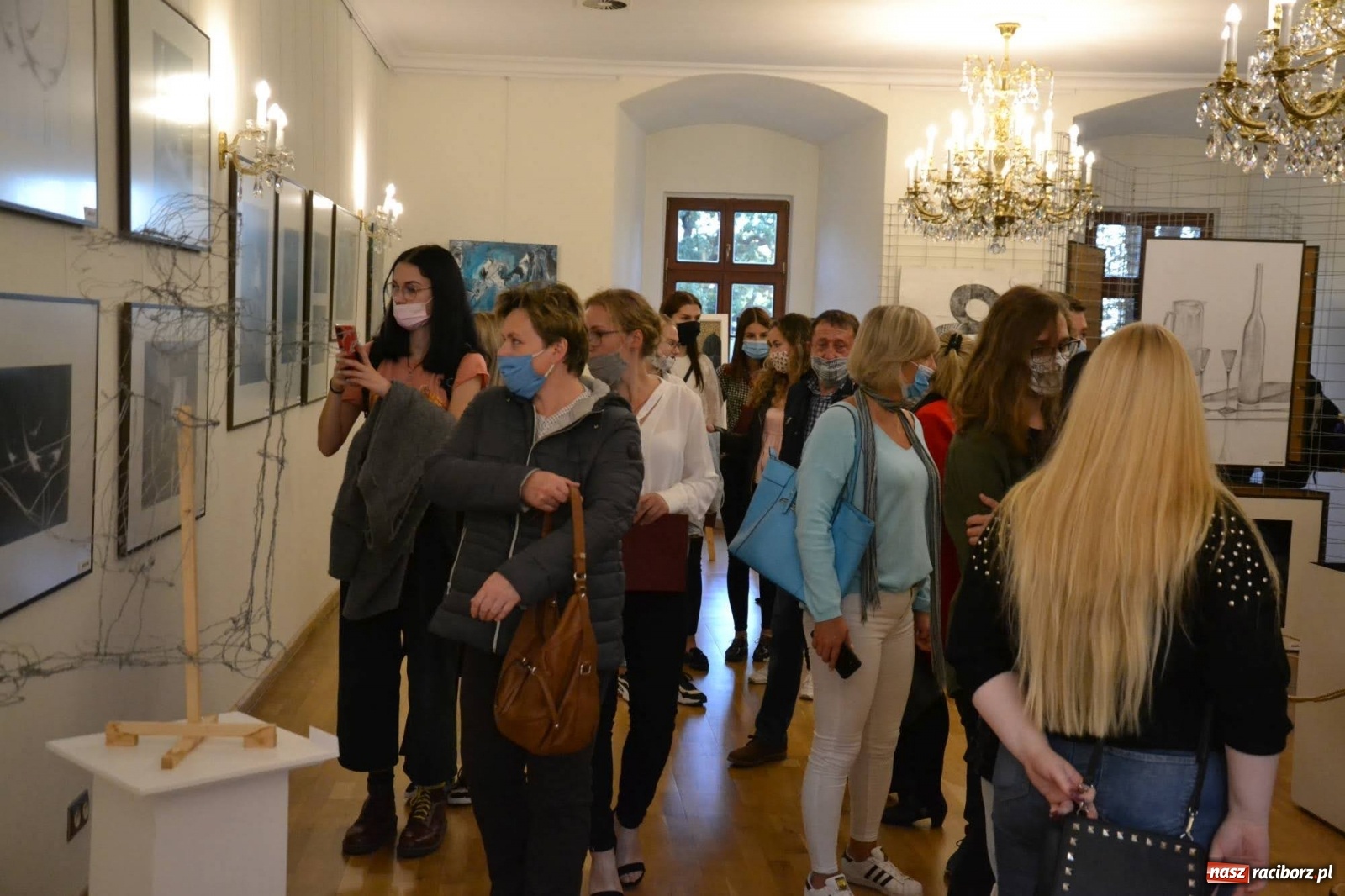 Zdjęcie w galerii na portalu naszraciborz.pl: Dyplomy 2020 - wernisaż wystawy na zamku wiadomości z regionu