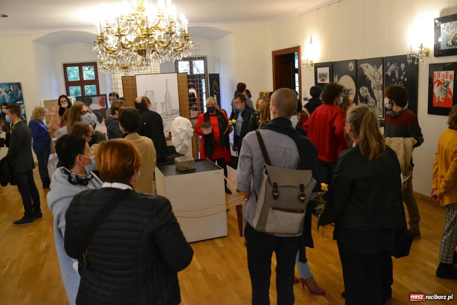 Zdjęcie w galerii na portalu naszraciborz.pl: Dyplomy 2020 - wernisaż wystawy na zamku wiadomości z regionu