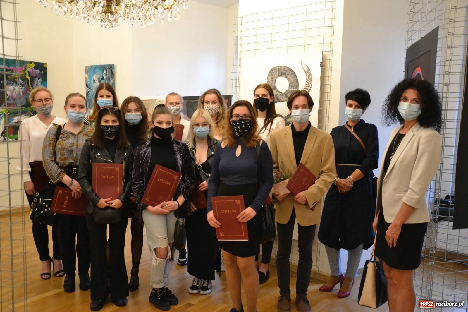 Zdjęcie w galerii na portalu naszraciborz.pl: Dyplomy 2020 - wernisaż wystawy na zamku wiadomości z regionu
