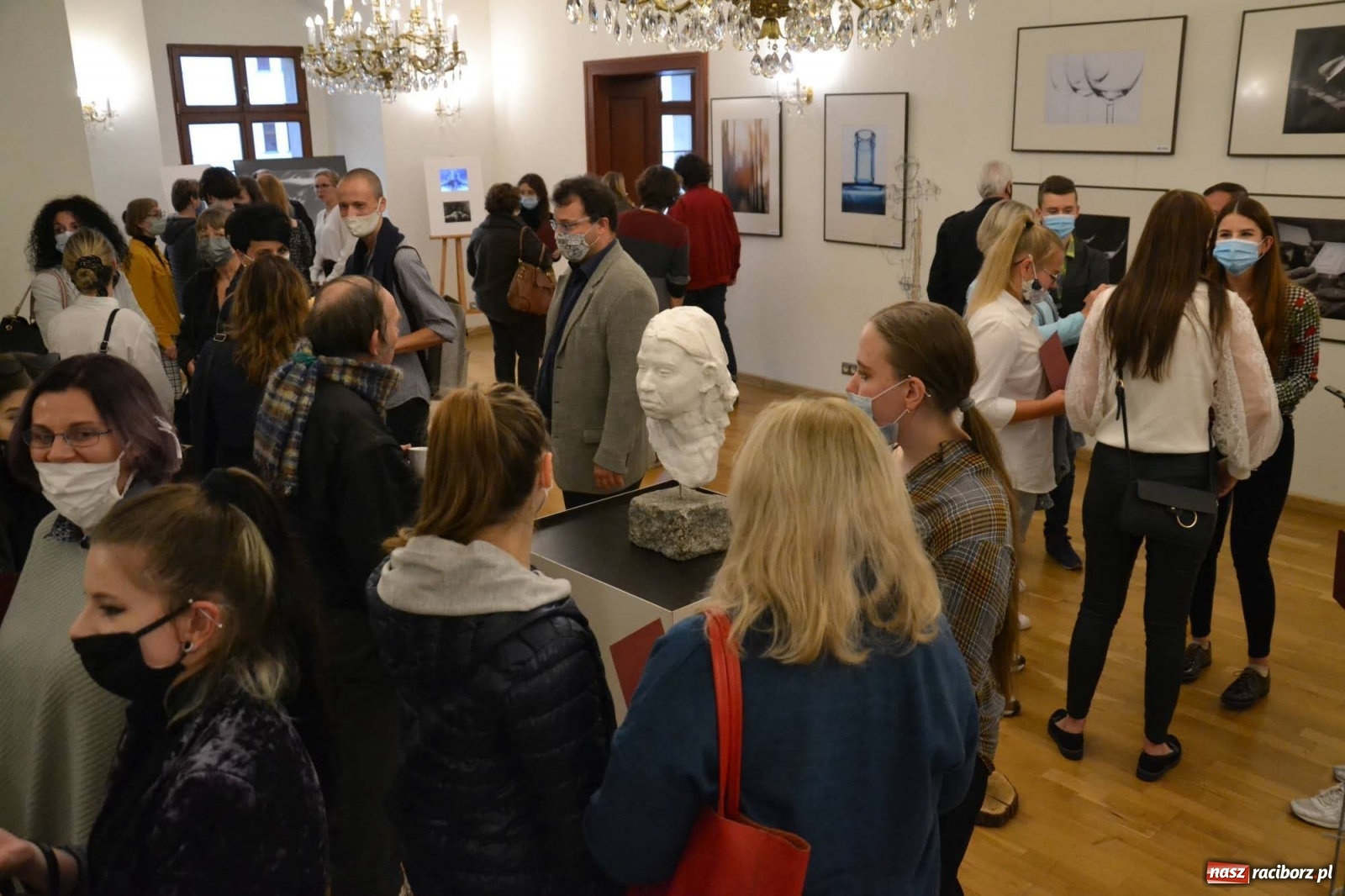 Zdjęcie w galerii na portalu naszraciborz.pl: Dyplomy 2020 - wernisaż wystawy na zamku wiadomości z regionu