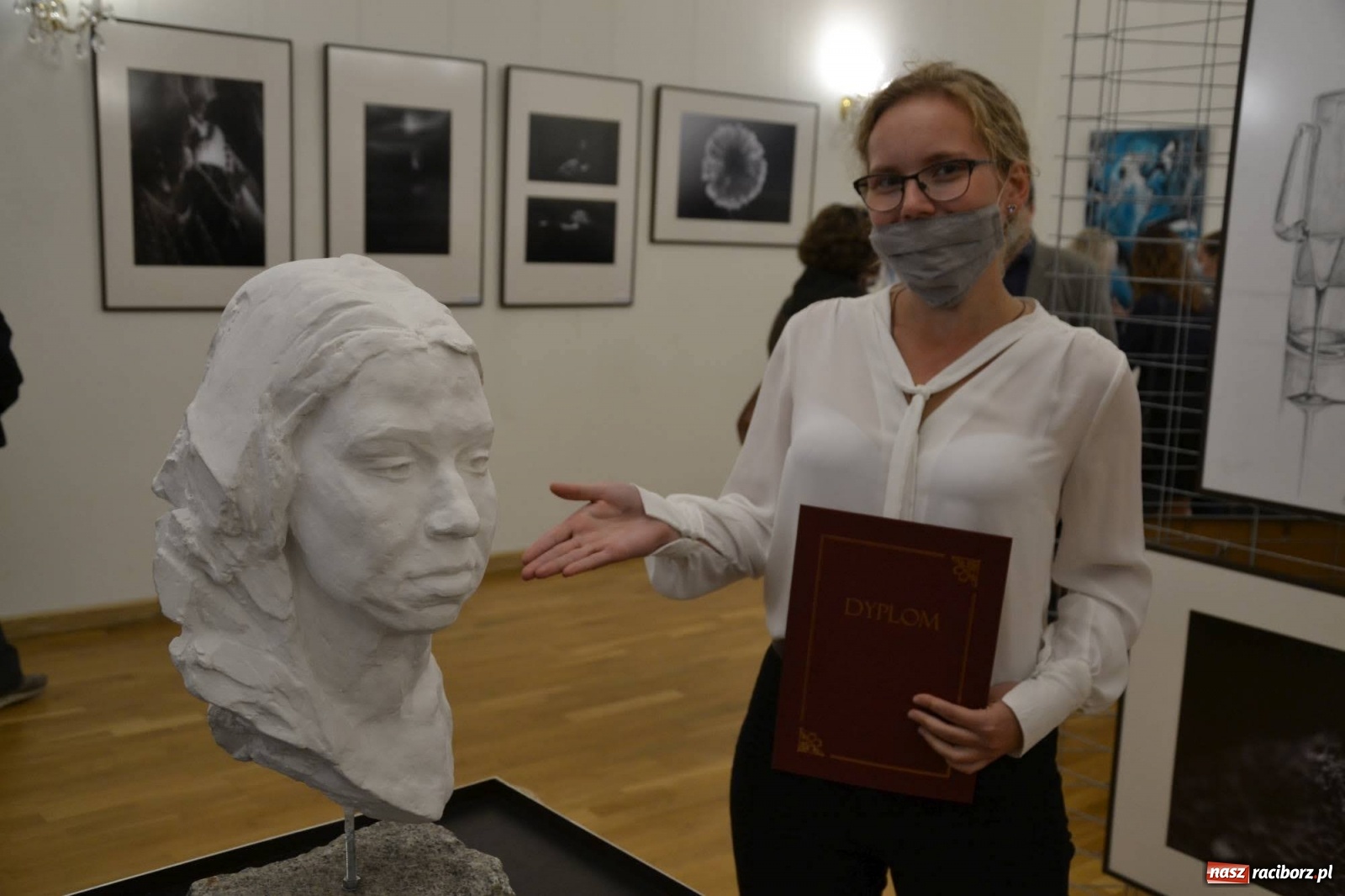 Zdjęcie w galerii na portalu naszraciborz.pl: Dyplomy 2020 - wernisaż wystawy na zamku wiadomości z regionu