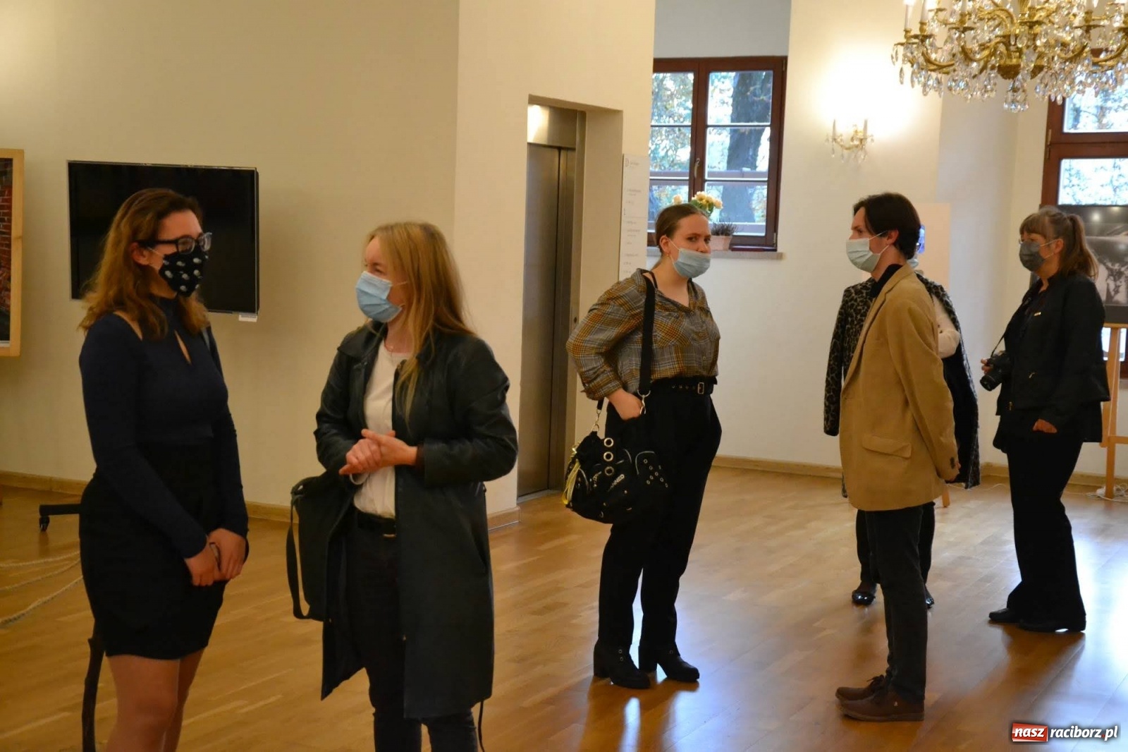 Zdjęcie w galerii na portalu naszraciborz.pl: Dyplomy 2020 - wernisaż wystawy na zamku wiadomości z regionu