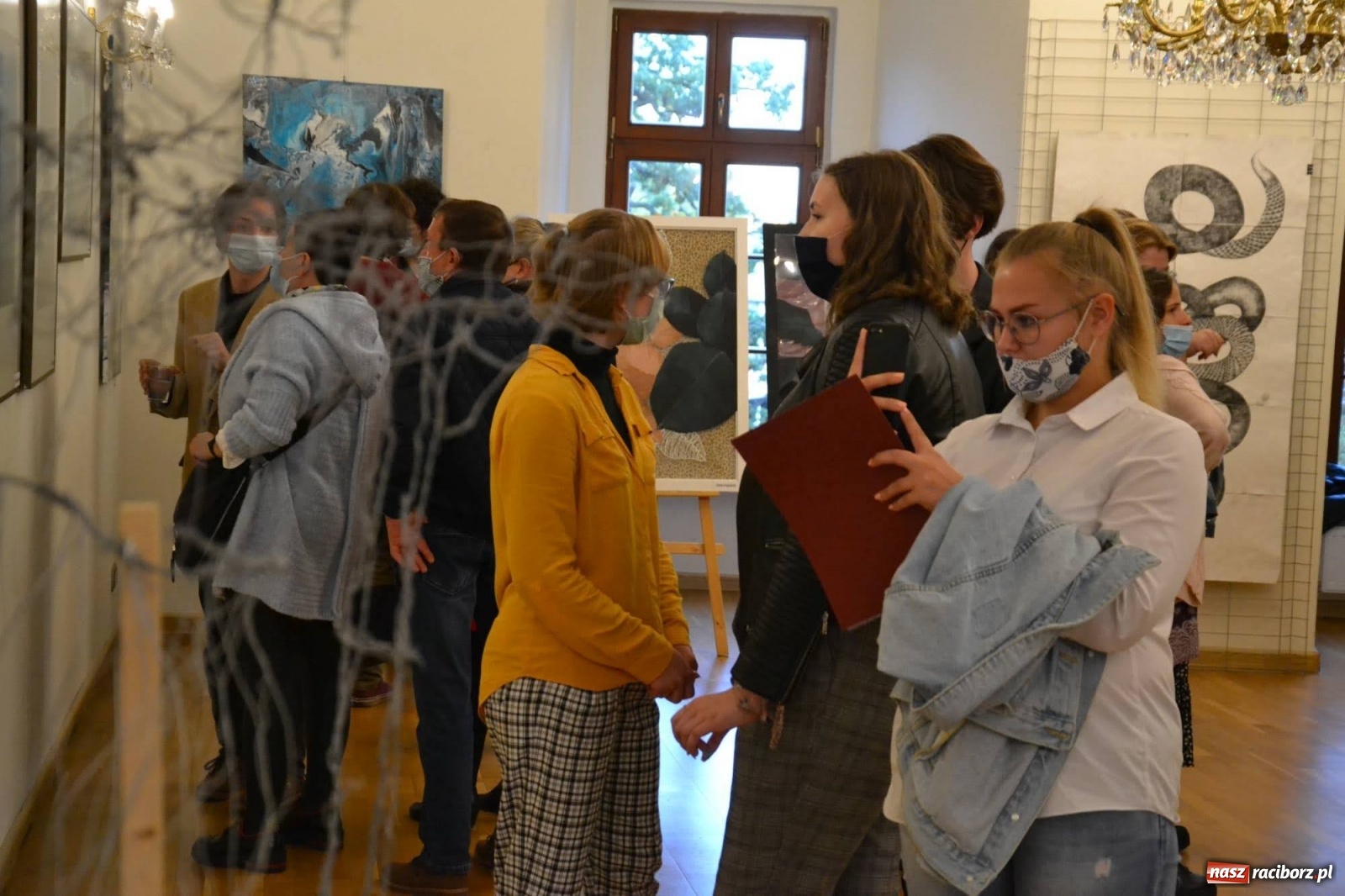 Zdjęcie w galerii na portalu naszraciborz.pl: Dyplomy 2020 - wernisaż wystawy na zamku wiadomości z regionu