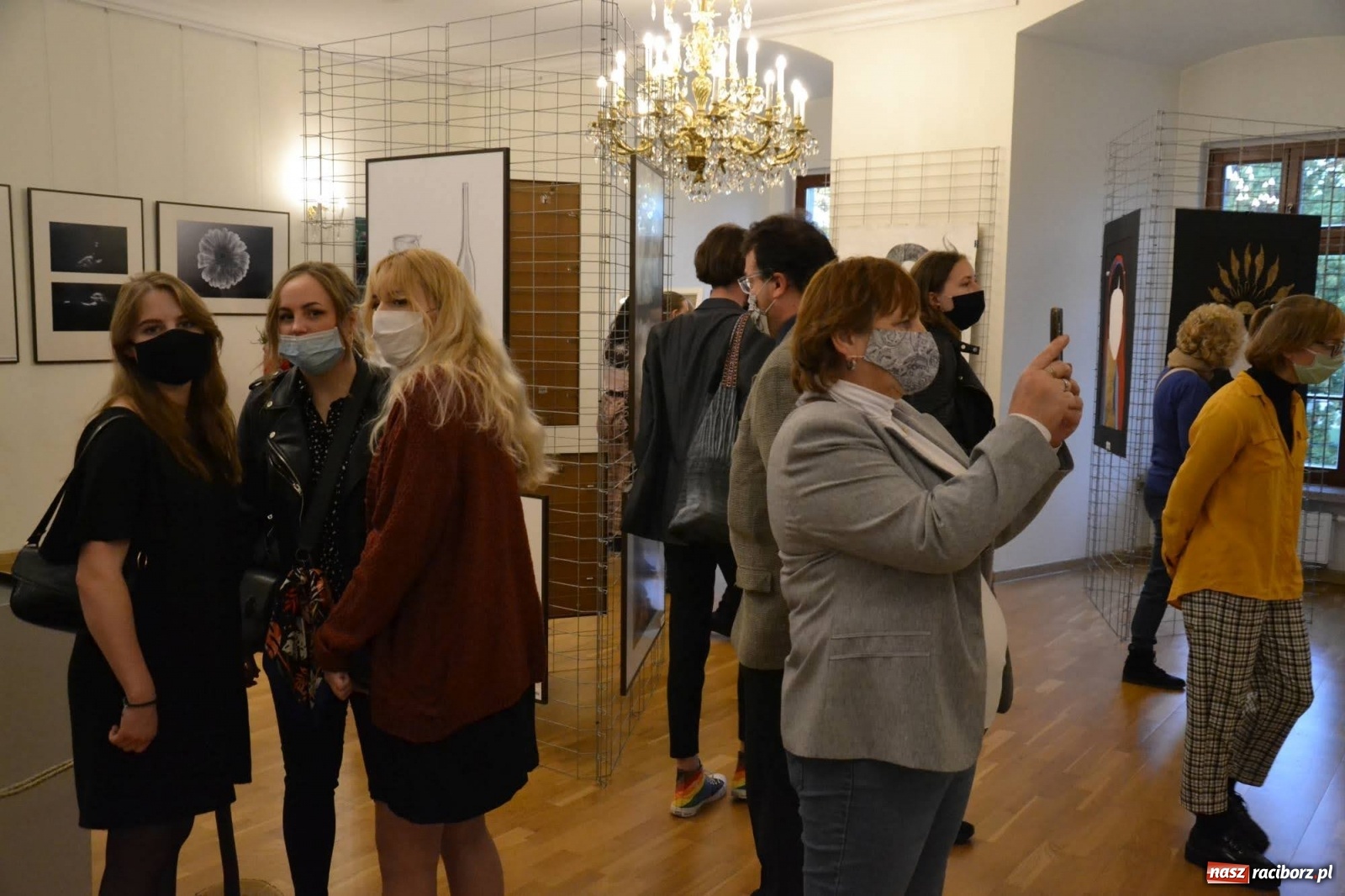 Zdjęcie w galerii na portalu naszraciborz.pl: Dyplomy 2020 - wernisaż wystawy na zamku wiadomości z regionu