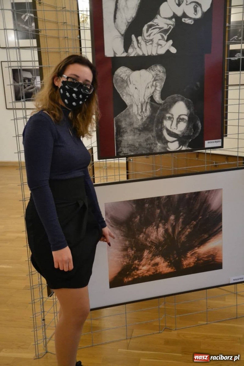 Zdjęcie w galerii na portalu naszraciborz.pl: Dyplomy 2020 - wernisaż wystawy na zamku wiadomości z regionu