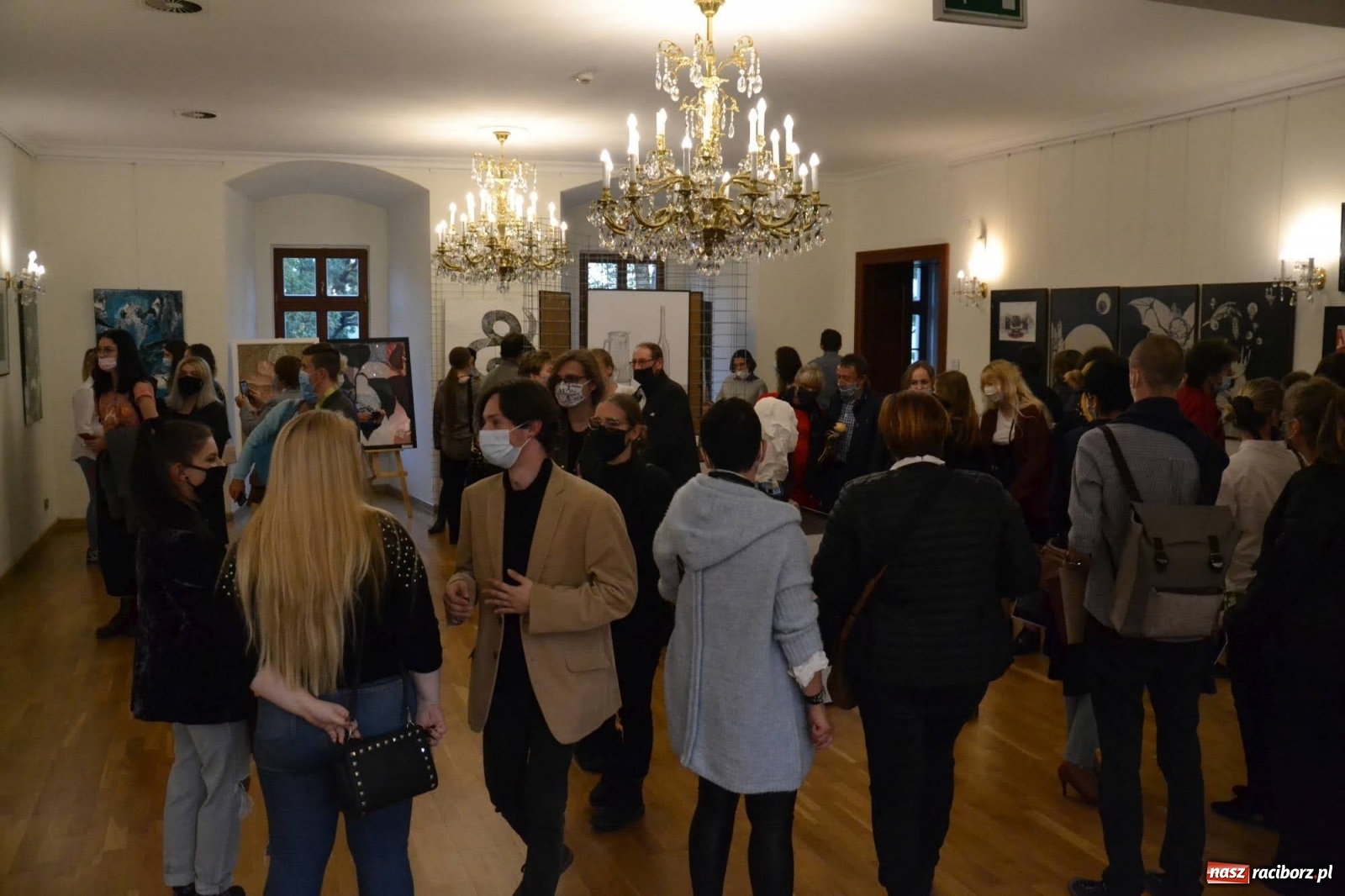 Zdjęcie w galerii na portalu naszraciborz.pl: Dyplomy 2020 - wernisaż wystawy na zamku wiadomości z regionu