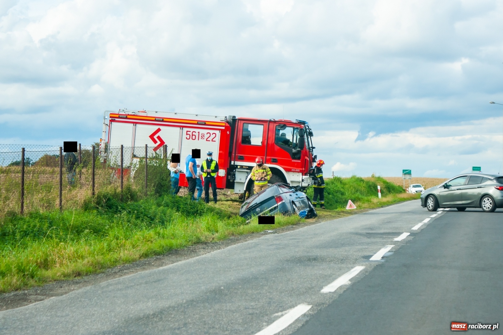 Zdjęcie w galerii na portalu naszraciborz.pl: Groźne zdarzenie drogowe w Żerdzinach. Opel wylądował w rowie wiadomości z regionu