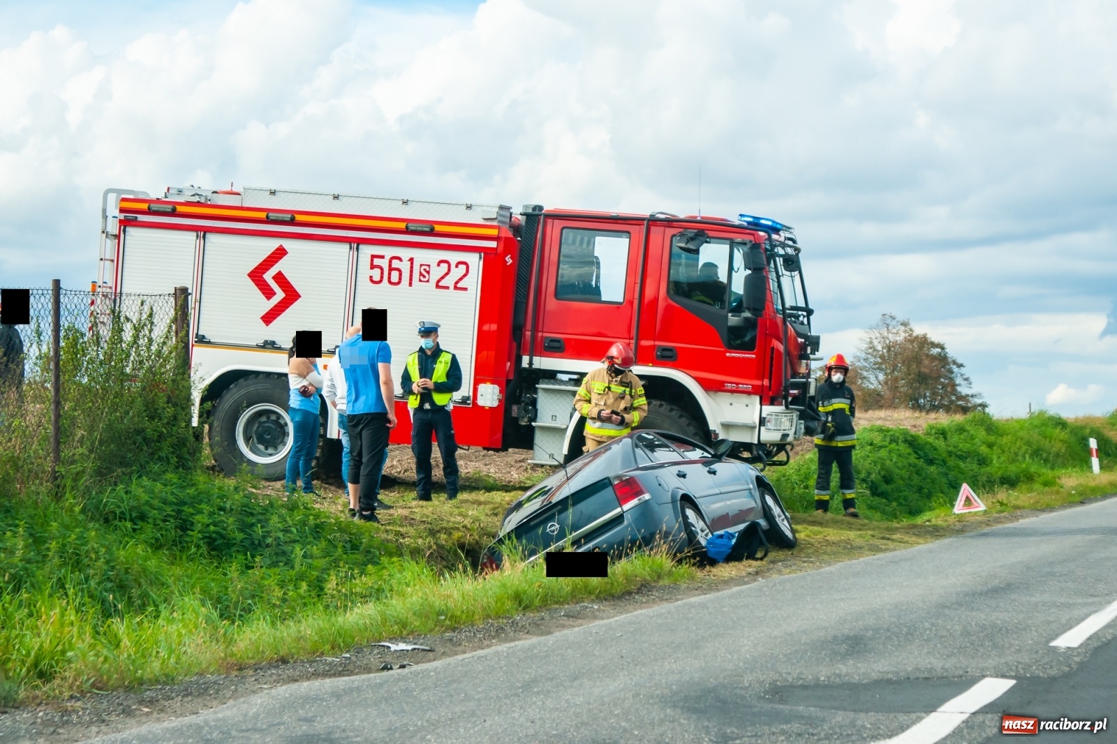 Zdjęcie w galerii na portalu naszraciborz.pl: Groźne zdarzenie drogowe w Żerdzinach. Opel wylądował w rowie wiadomości z regionu