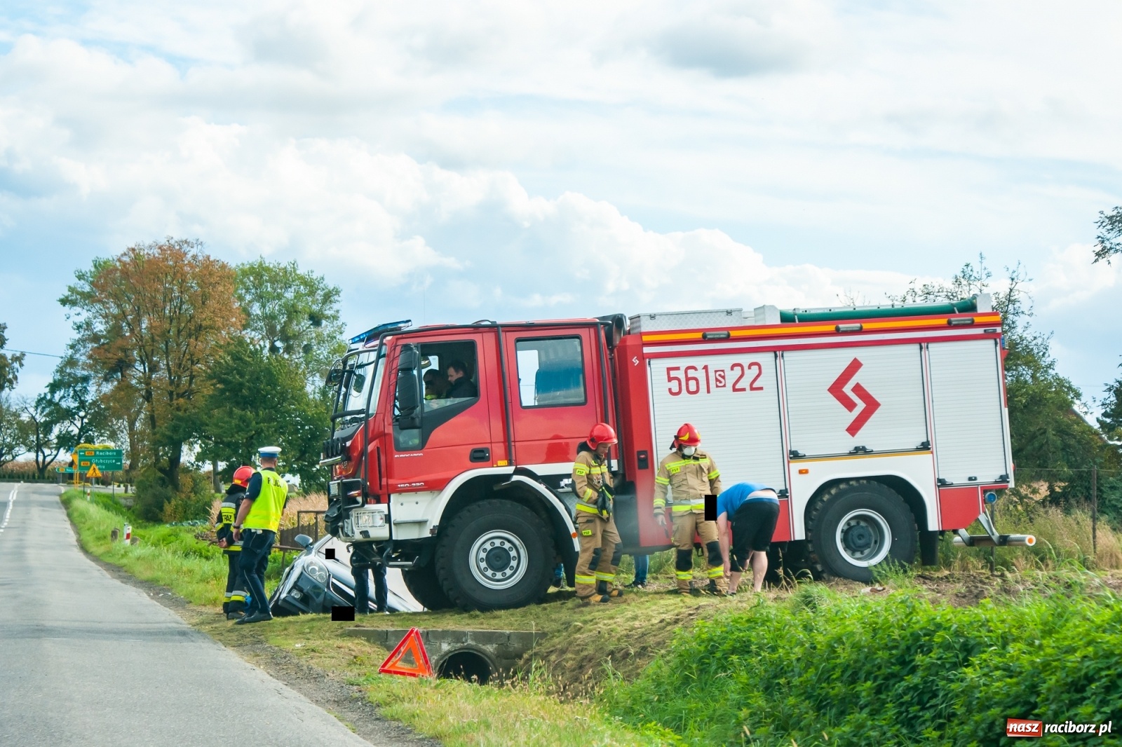 Zdjęcie w galerii na portalu naszraciborz.pl: Groźne zdarzenie drogowe w Żerdzinach. Opel wylądował w rowie wiadomości z regionu