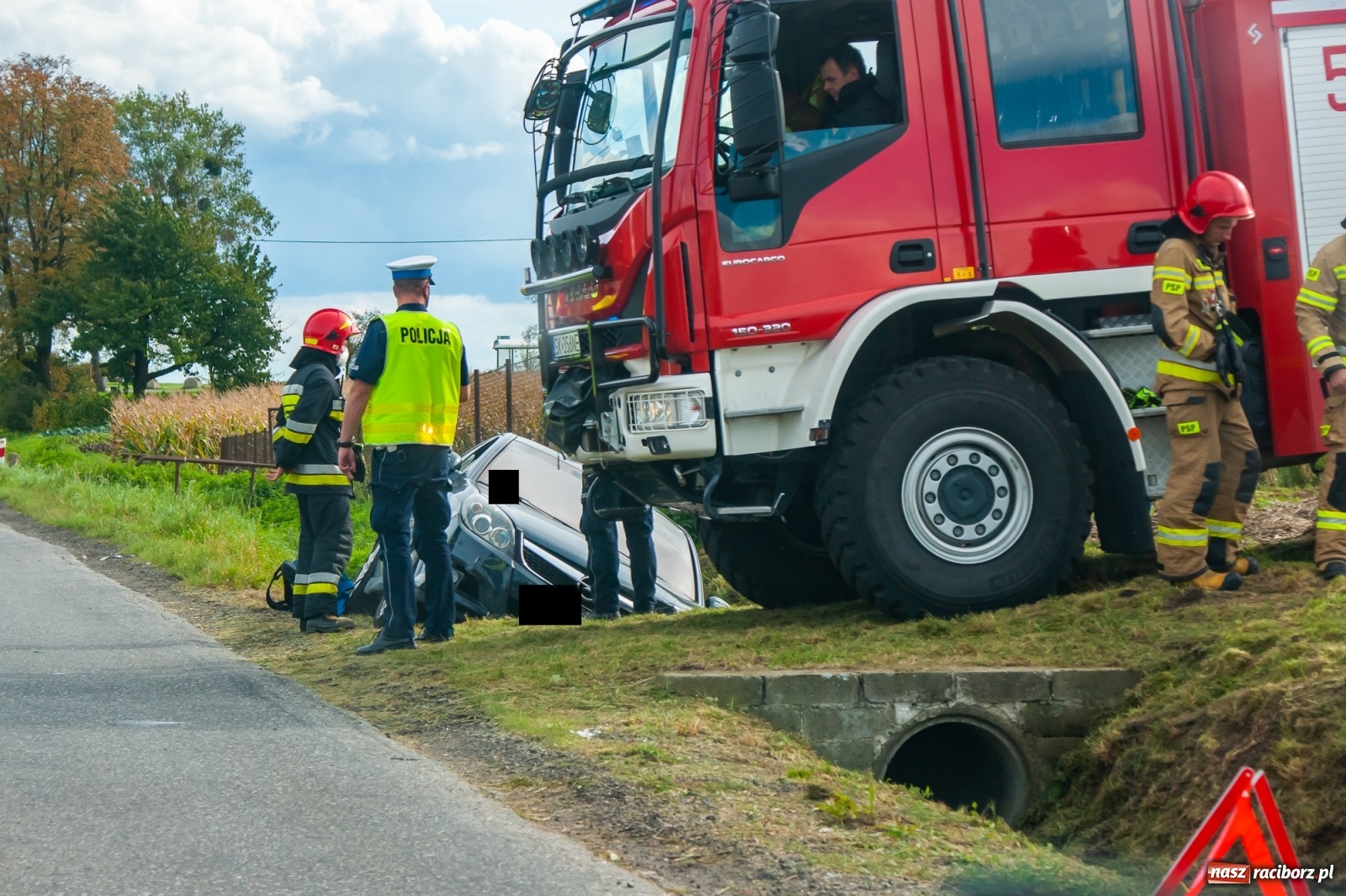 Zdjęcie w galerii na portalu naszraciborz.pl: Groźne zdarzenie drogowe w Żerdzinach. Opel wylądował w rowie wiadomości z regionu