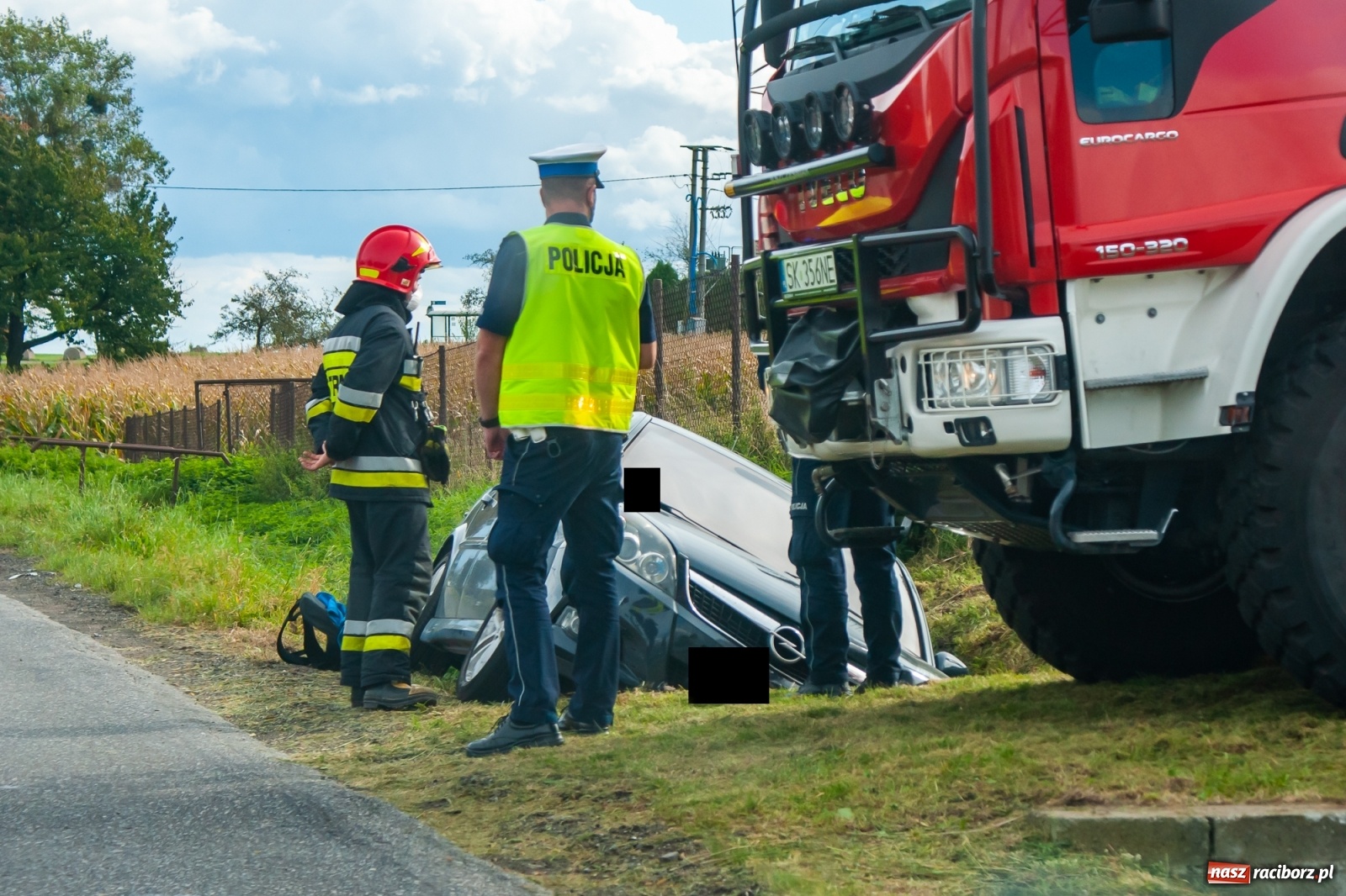 Zdjęcie w galerii na portalu naszraciborz.pl: Groźne zdarzenie drogowe w Żerdzinach. Opel wylądował w rowie wiadomości z regionu